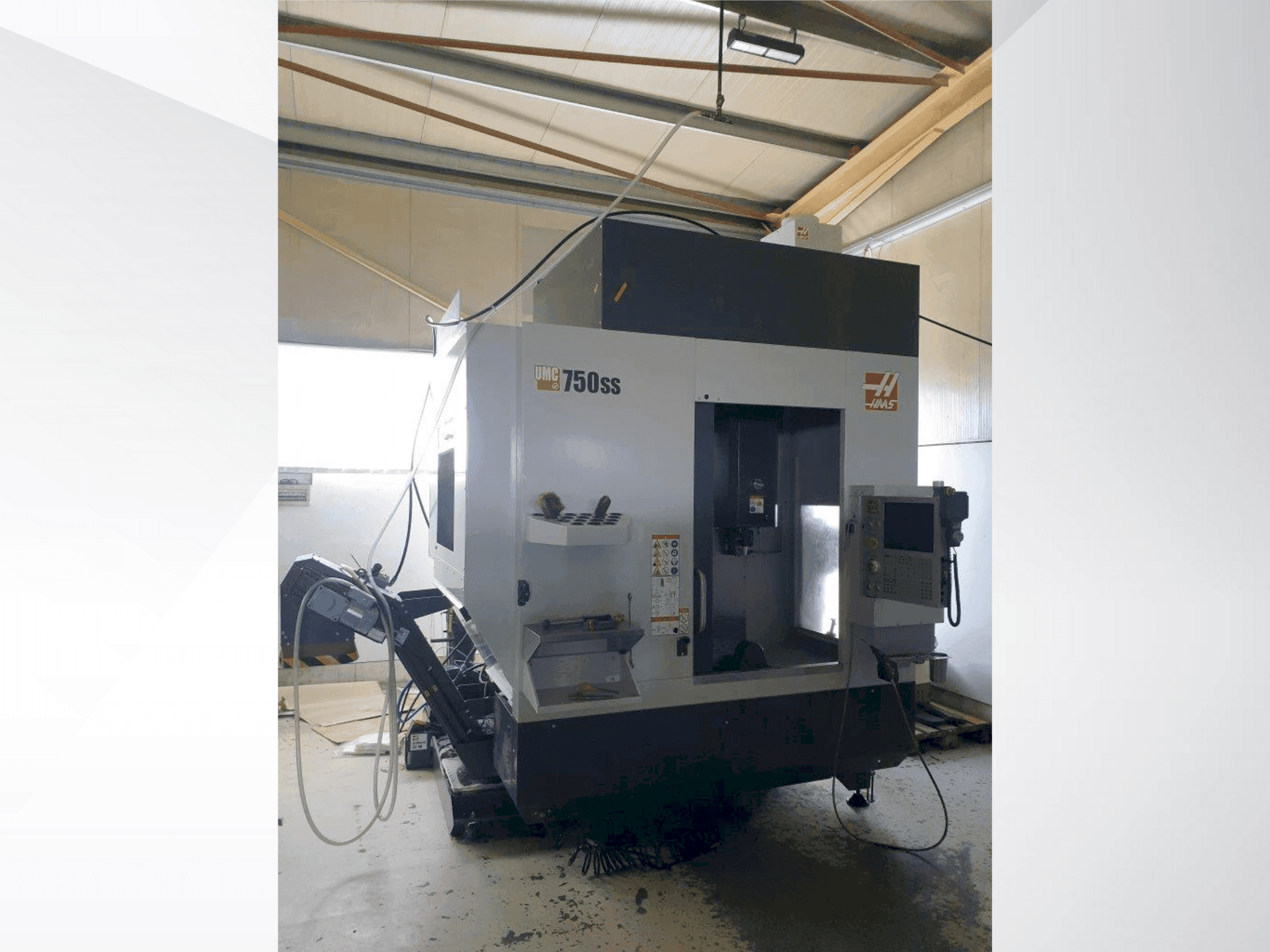 Vista frontal de la máquina HAAS UMC-750SS