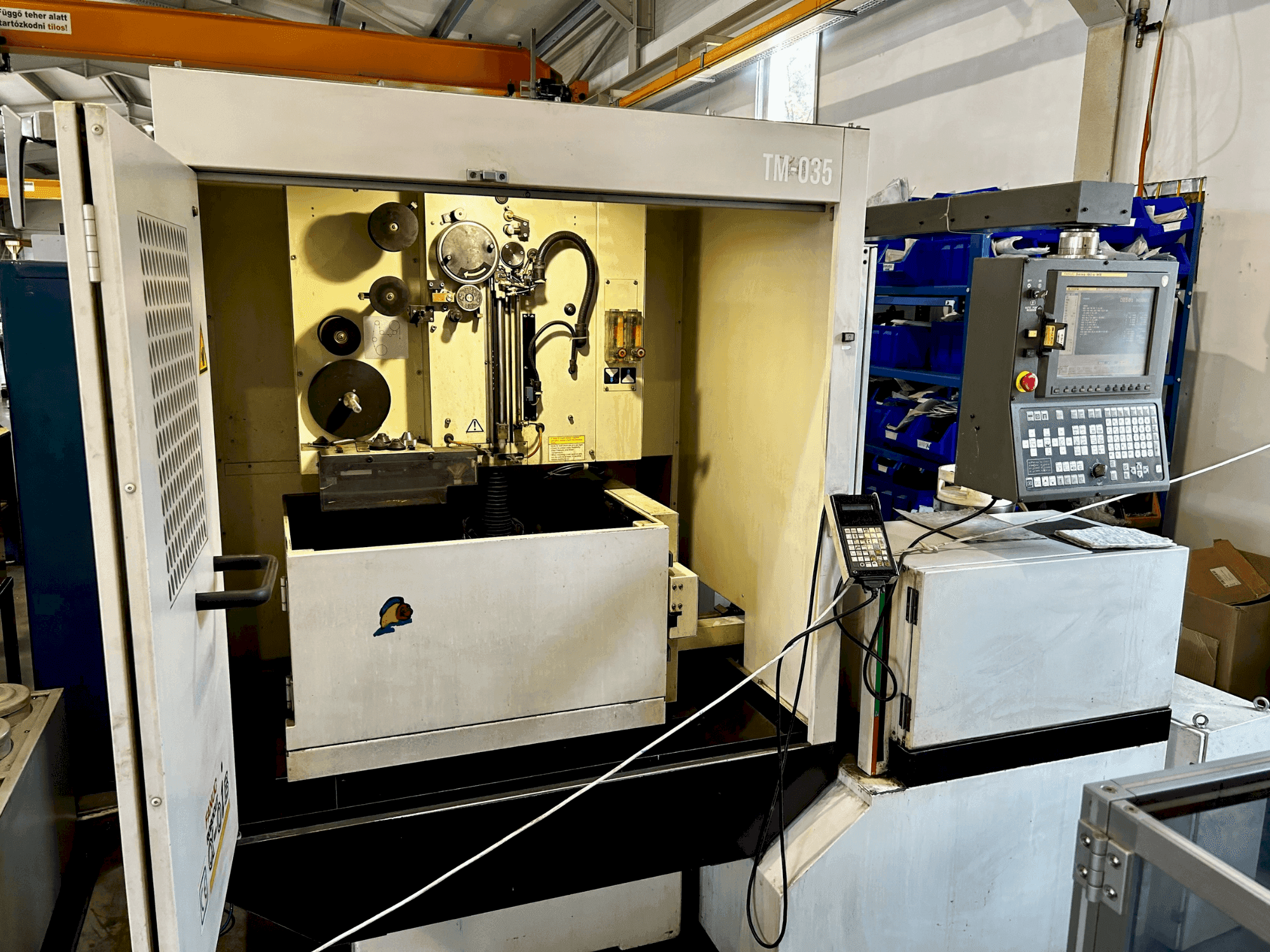 Vista frontal de la máquina FANUC Robocut α-0iB