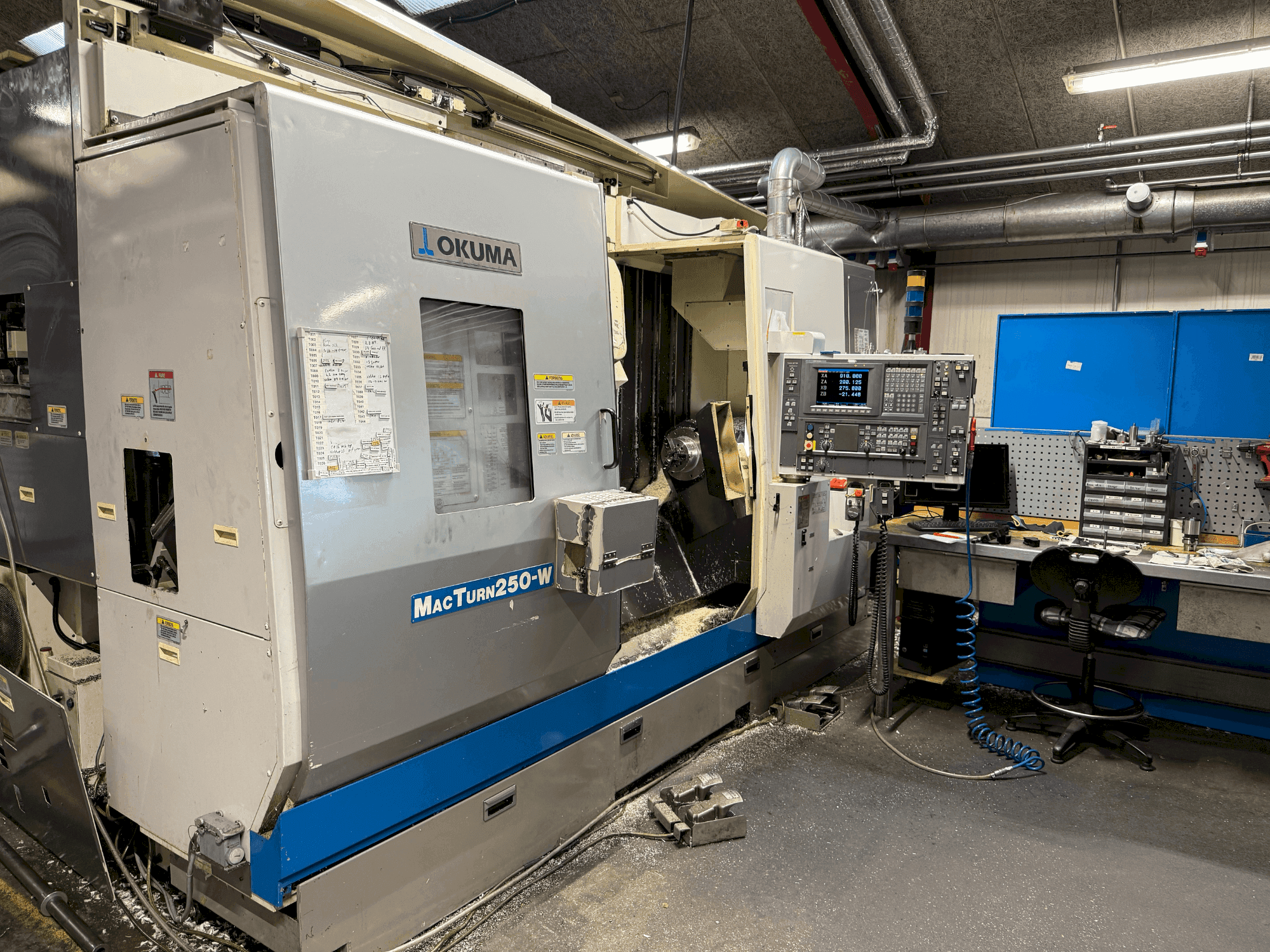 Vista frontal de la máquina Okuma MacTurn 250-W
