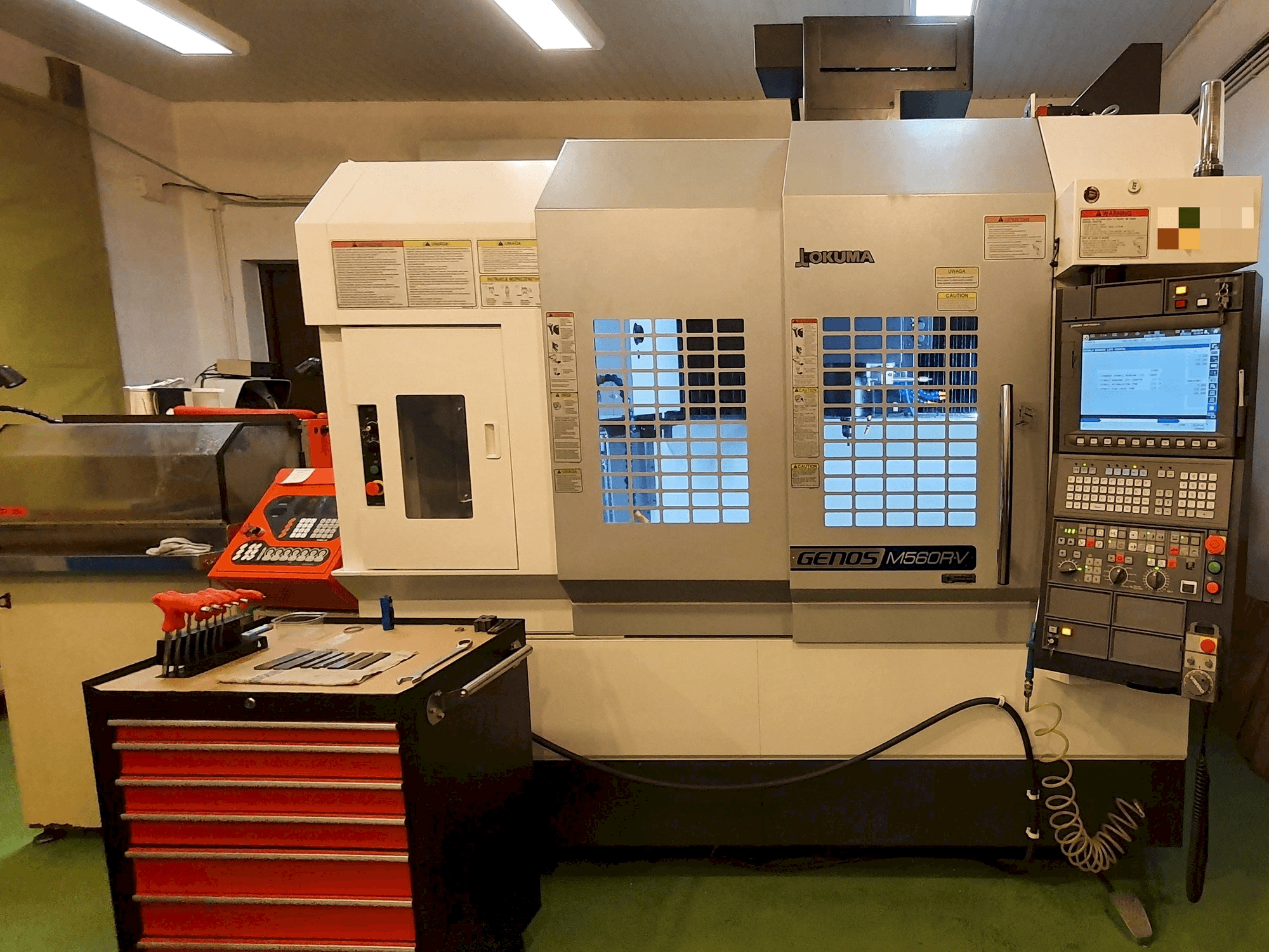 Vista frontal de la máquina Okuma GENOS M560R-V