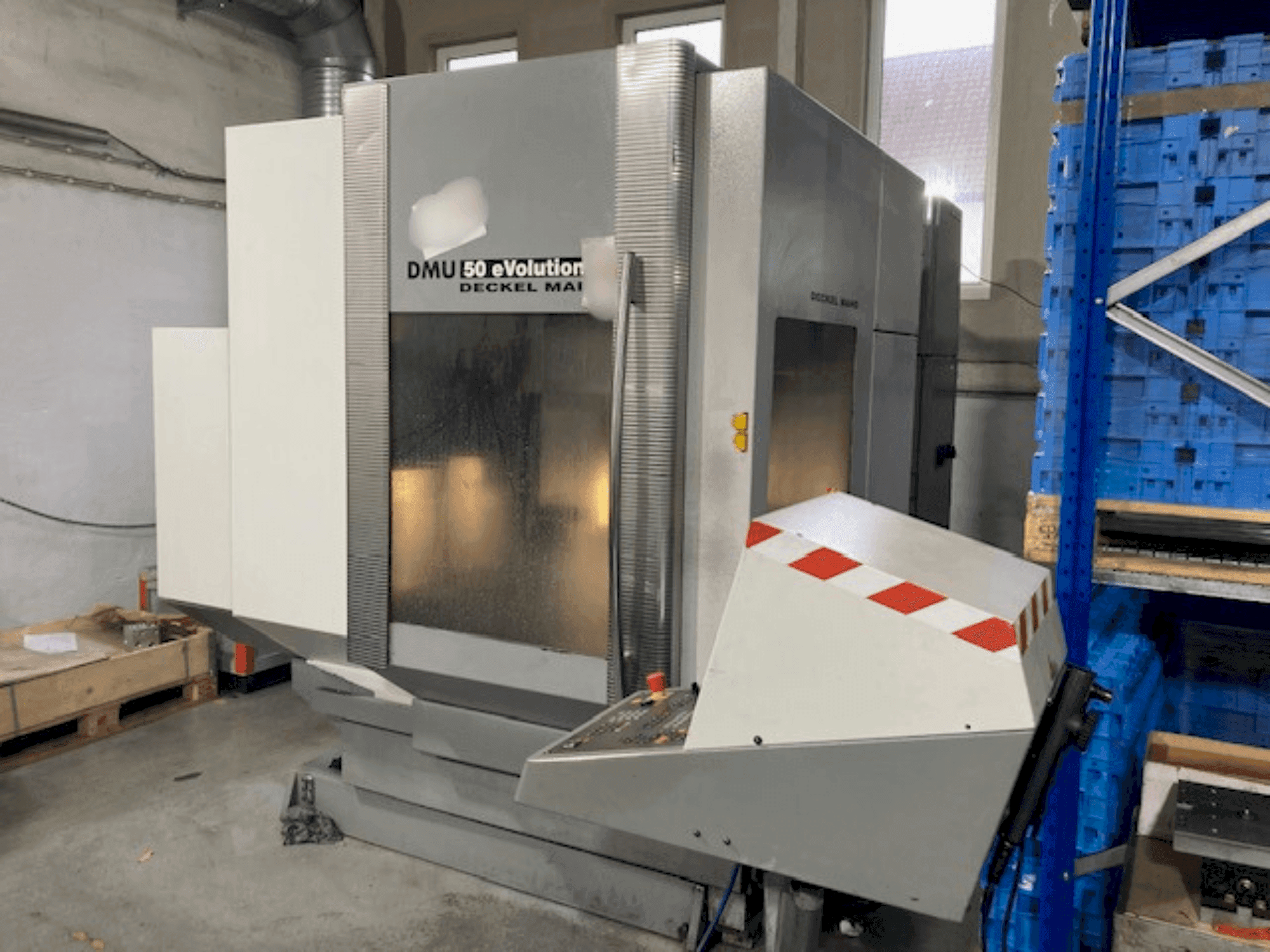 Vista frontal de la máquina DMG MORI DMU 50 evolution