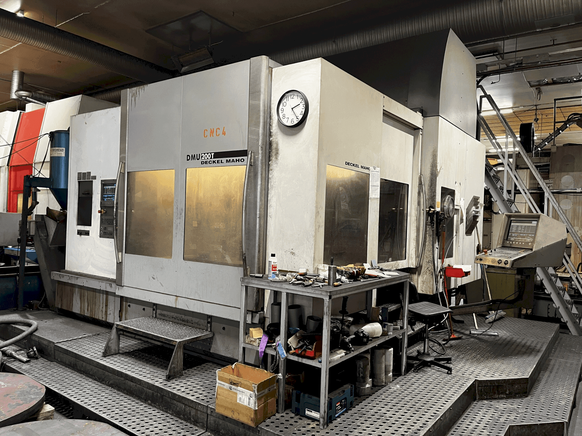 Vista frontal de la máquina DECKEL MAHO DMU 200T