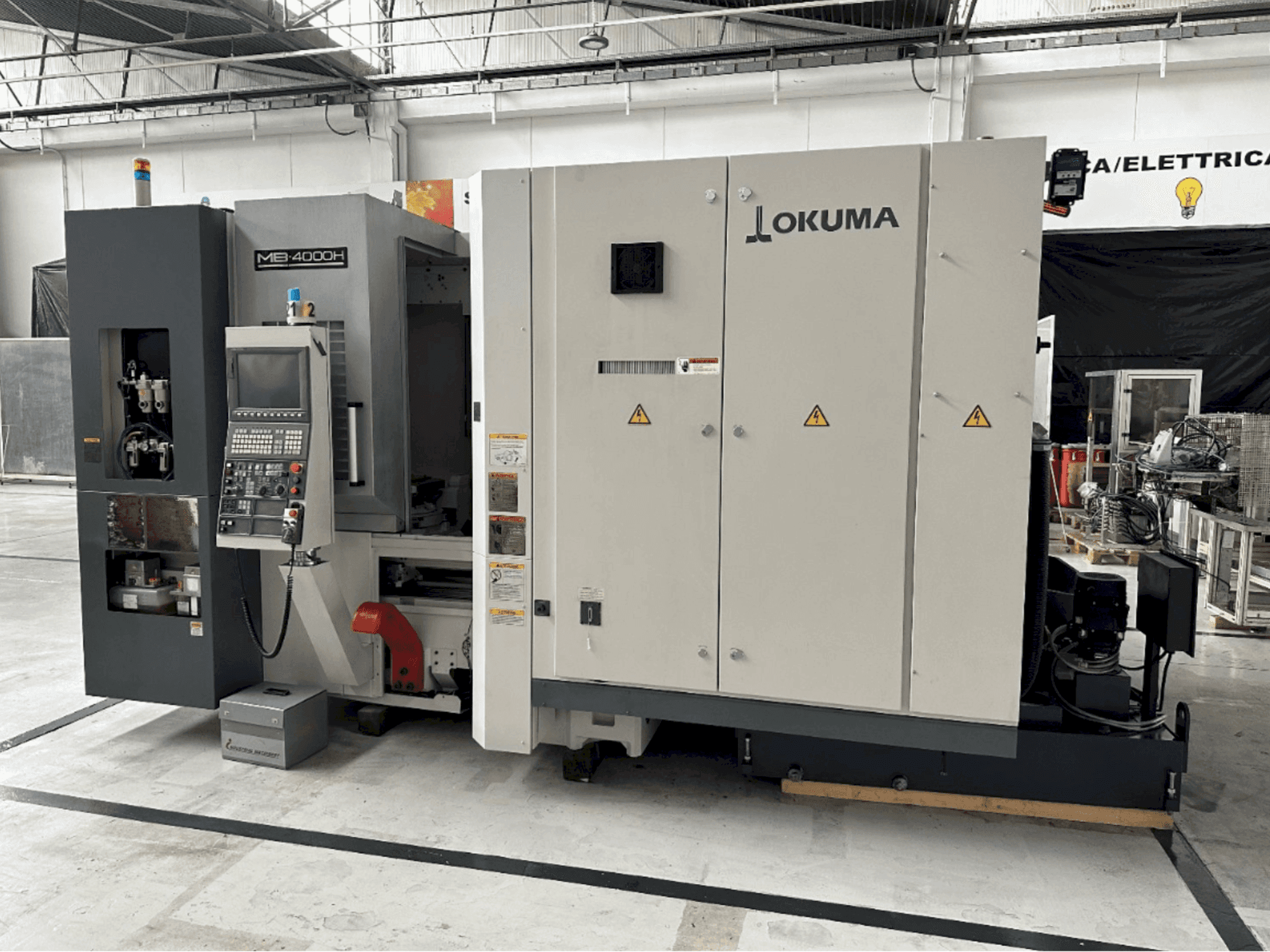 Vista frontal de la máquina Okuma MB 4000 H