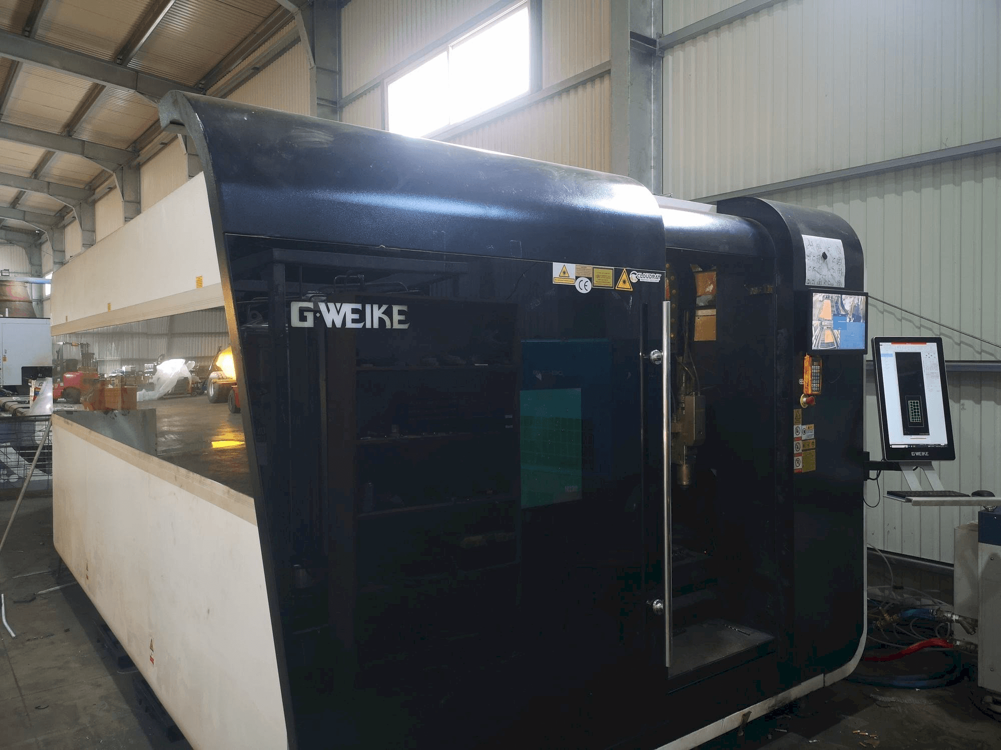 Vista frontal de la máquina GWEIKE LF 3015 GA CNC