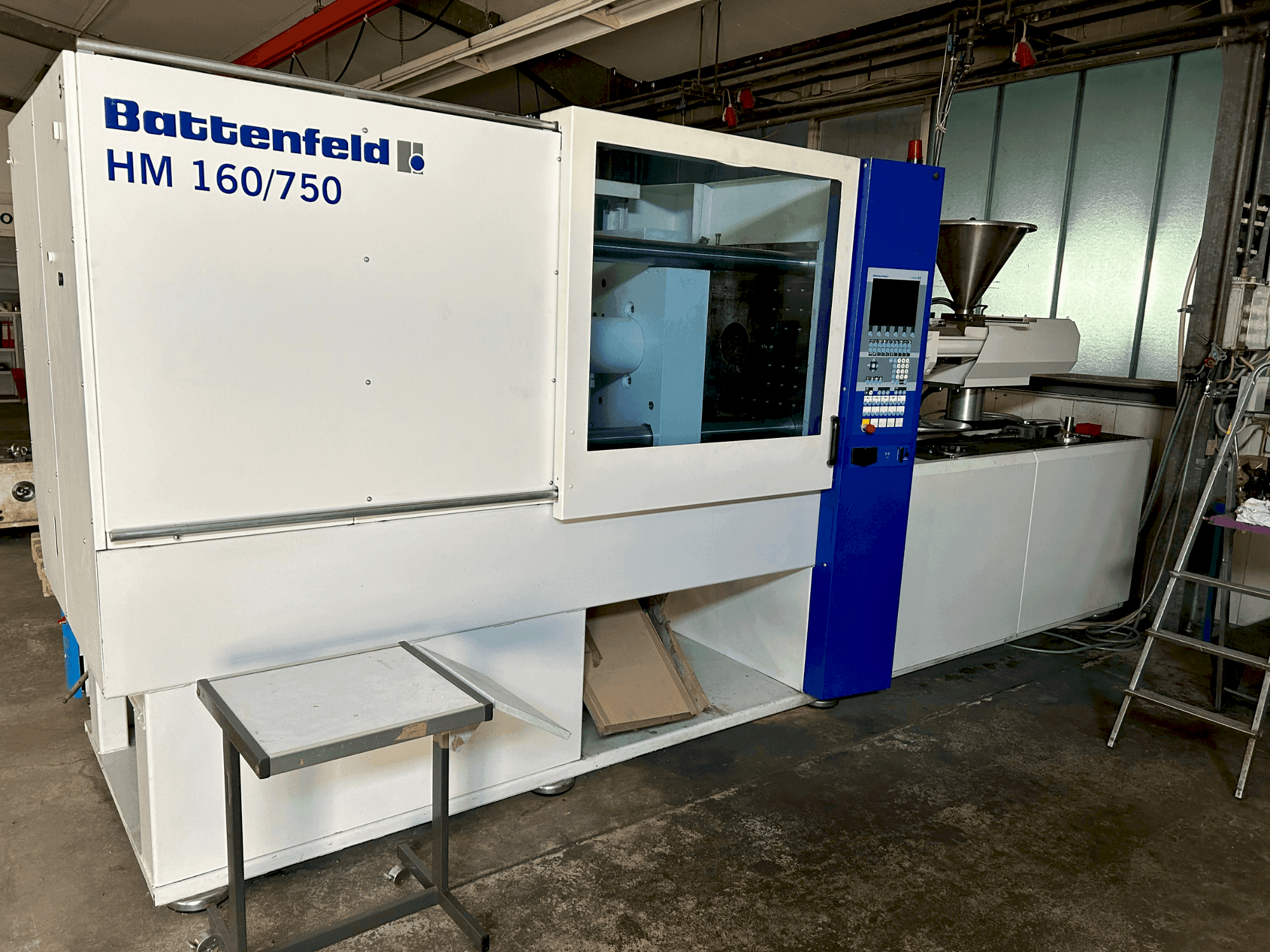 Vista frontal de la máquina Battenfeld HM160/750E