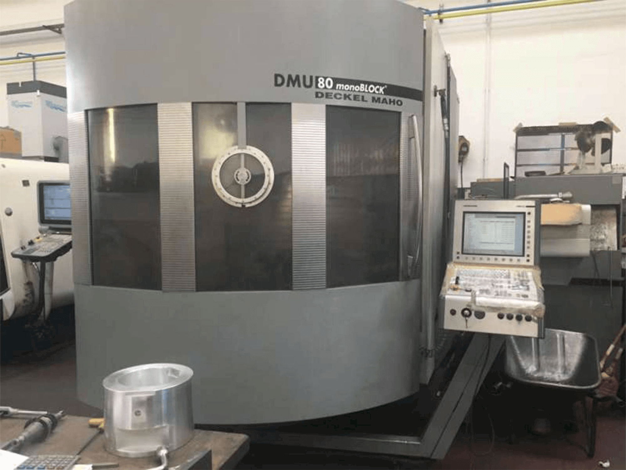 Vista frontal de la máquina DECKEL MAHO DMU 80 monoblock