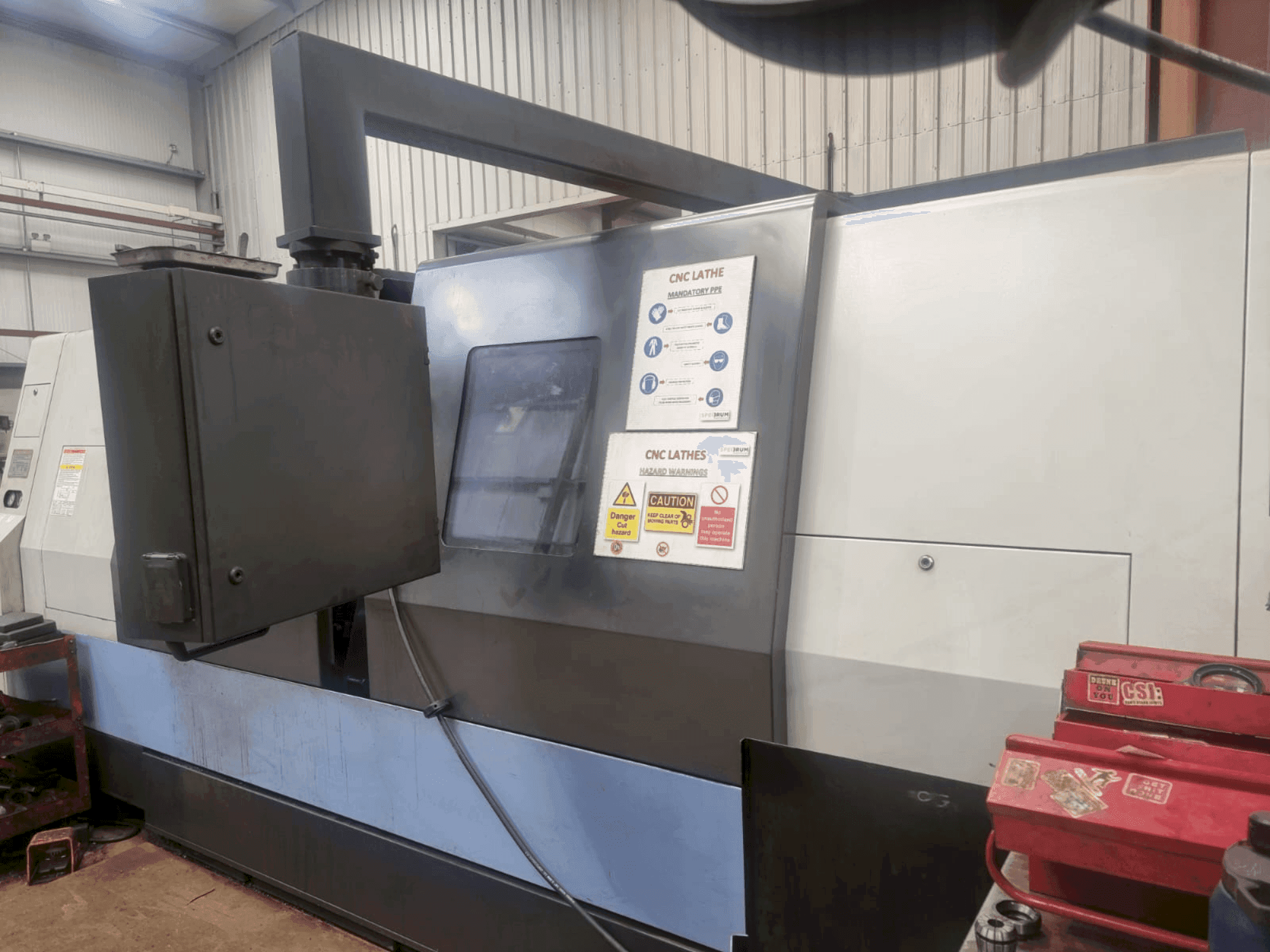 Vista frontal de la máquina DOOSAN Puma 400LM