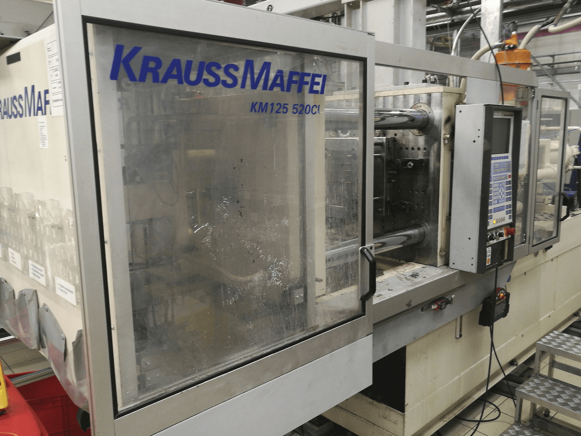 Vista frontal de la máquina Krauss Maffei KM 125-520 C1