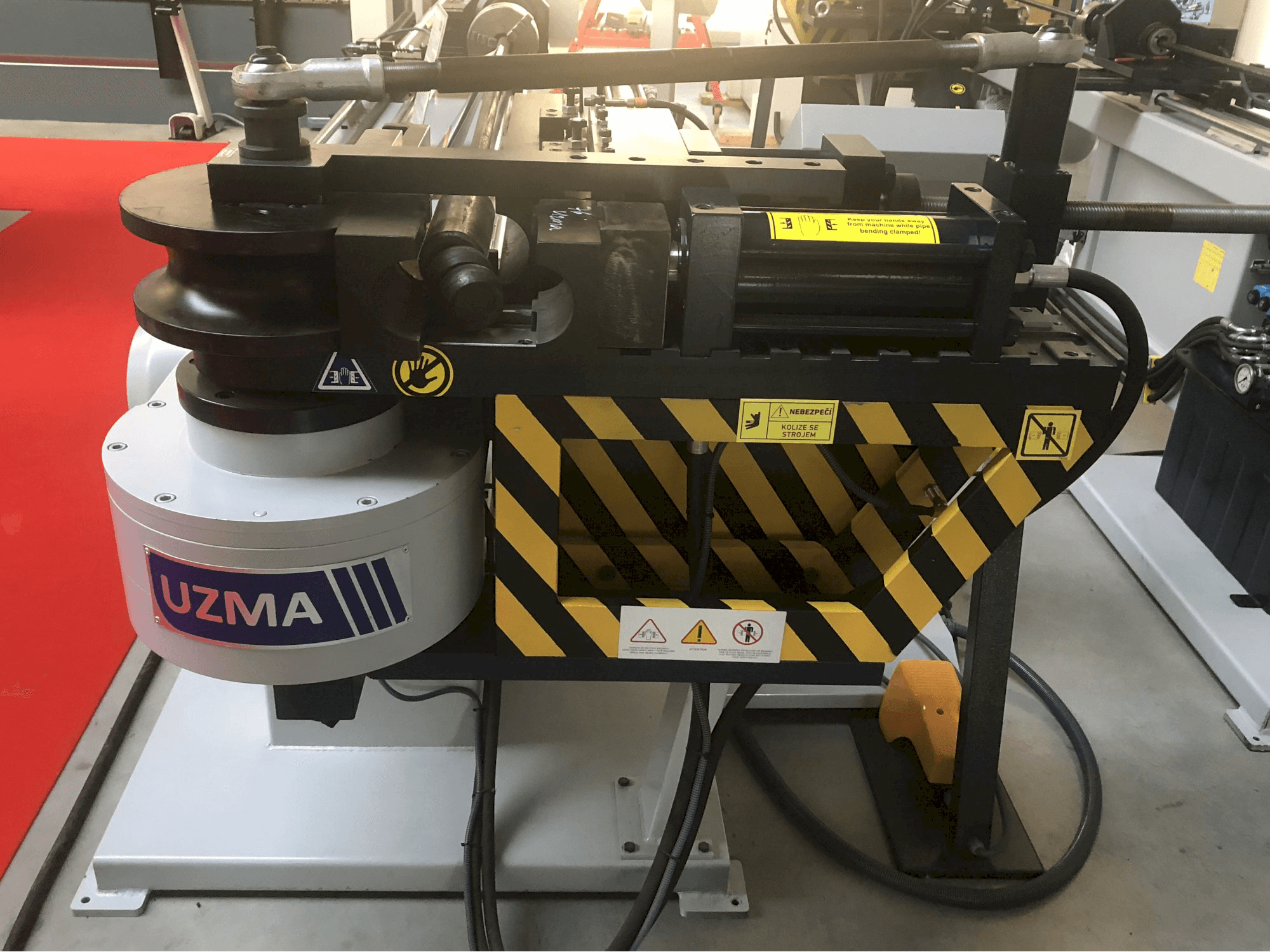 Vista frontal de la máquina UZMA UZH 90