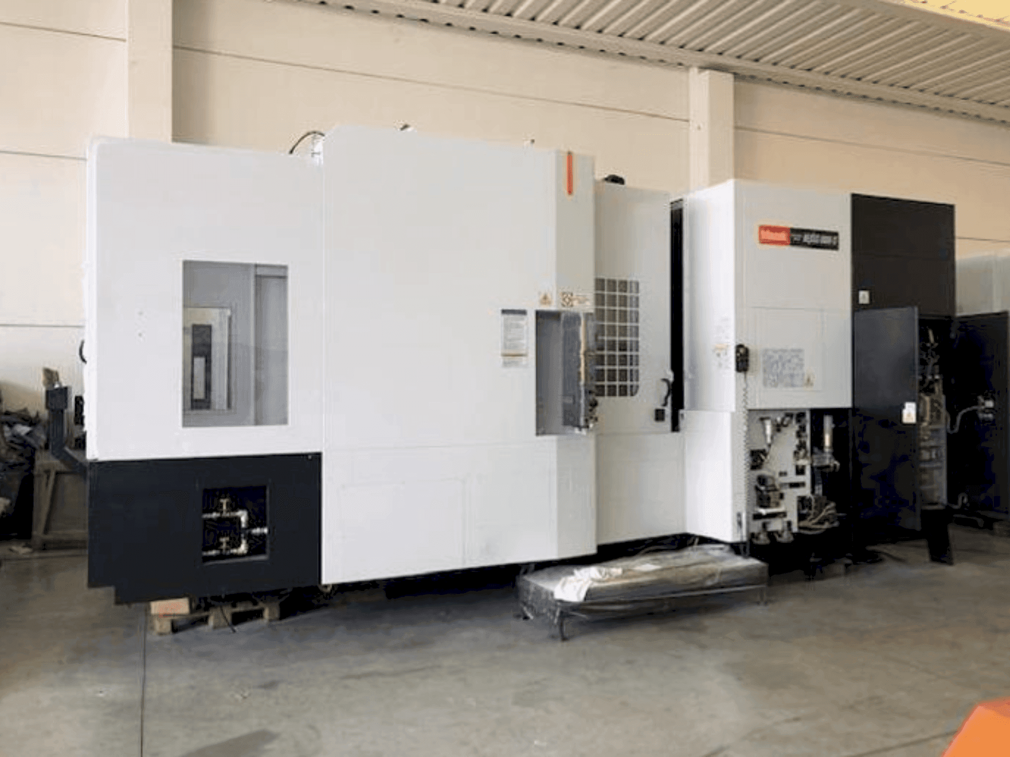 Vista frontal de la máquina Mazak HCN-8800
