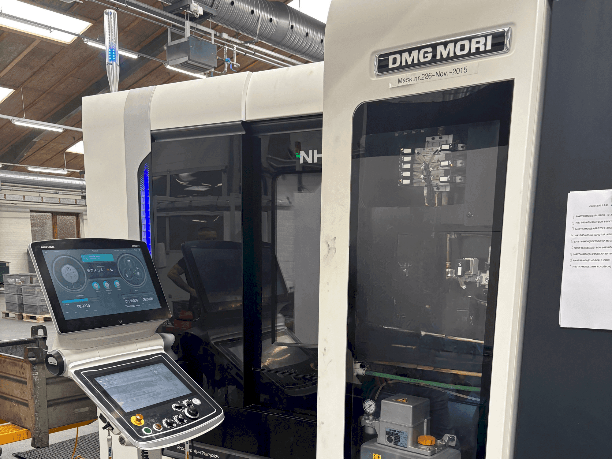 Vista frontal de la máquina DMG MORI NHX 4000