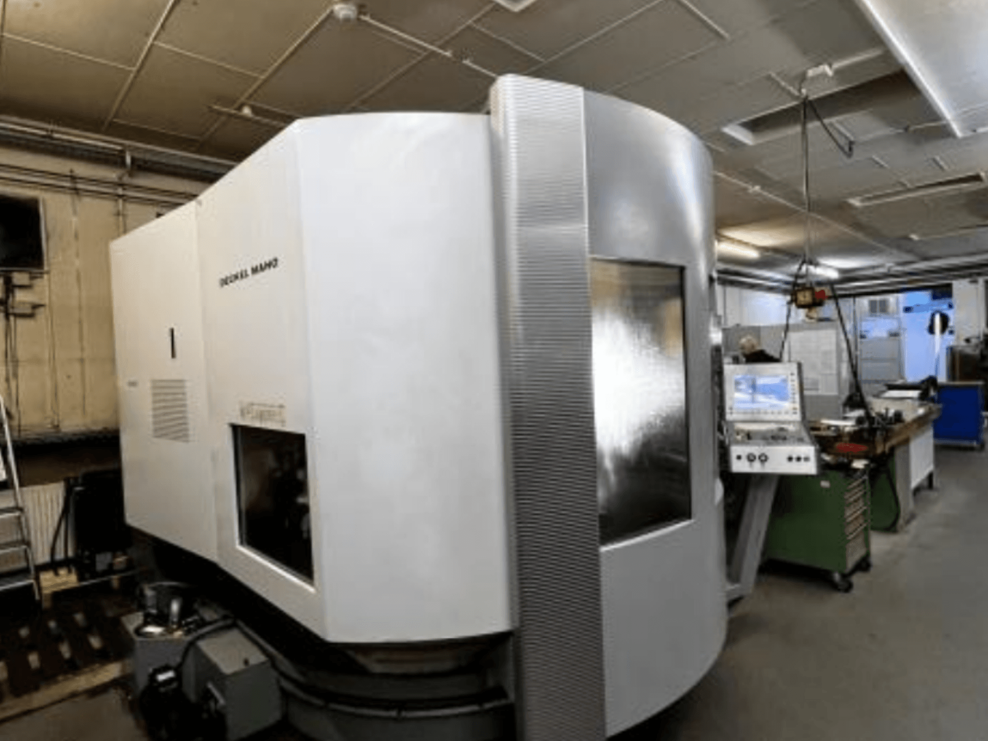 Máquina CNC SODICK MAKO en un taller, vista lateral, con el panel de control y la zona de trabajo visibles al fondo.