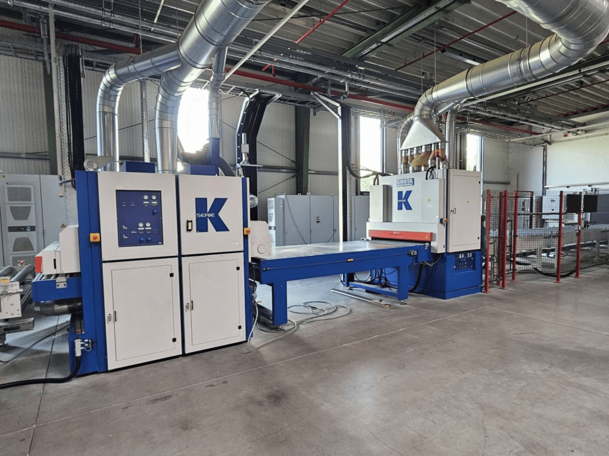 Prensa laminadora BURKLE EKMH 1300 en vista frontal, con panel de control y gran placa de prensado en un entorno industrial.