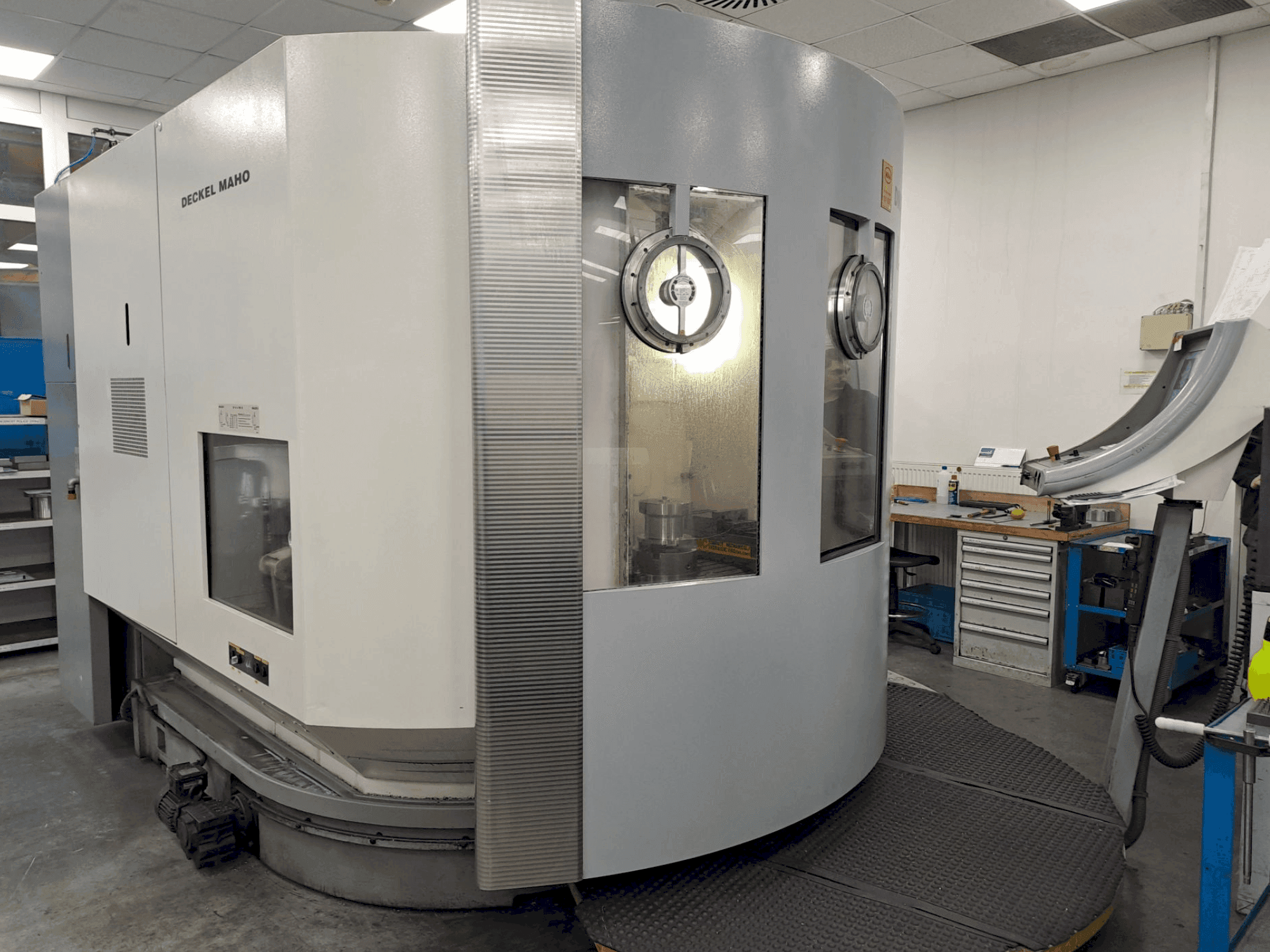 Vista frontal de la máquina DECKEL MAHO DMU 100T