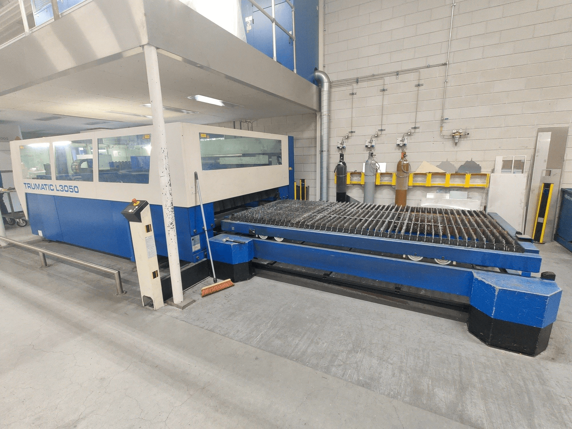 Vista frontal de la máquina Trumpf Trumatic L3050