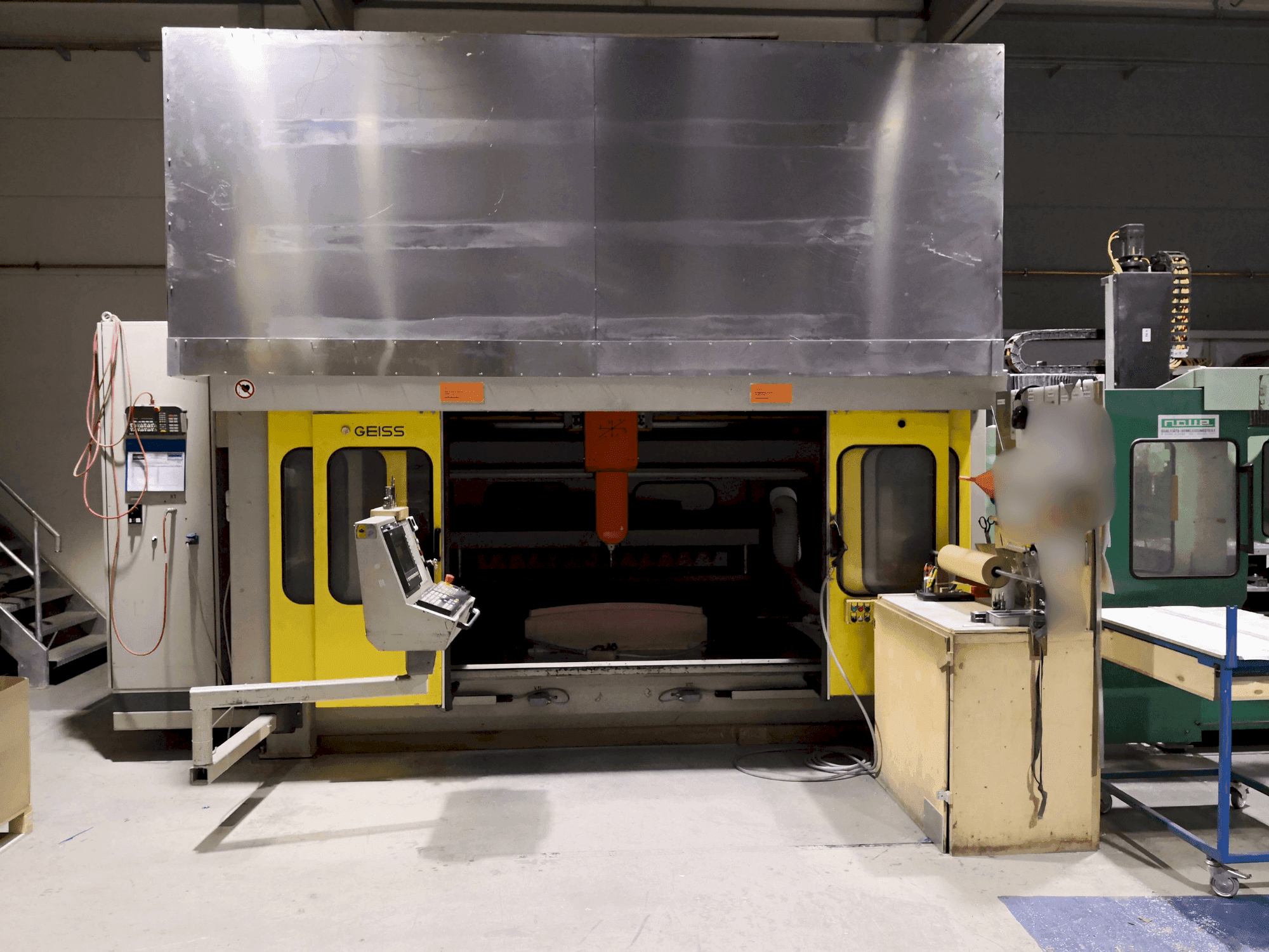 Vista frontal de la máquina GEISS FZ 2000 x 1000