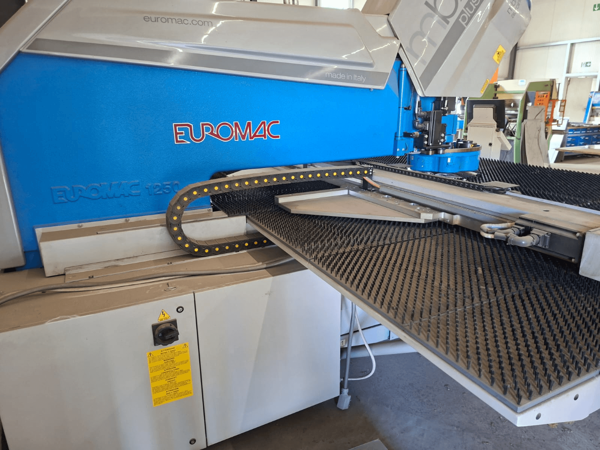 Punzonadora CNC Euromac MBX 6 Plus 1250/30-2250, vista frontal mostrando el panel de control y la superficie de goma negra.