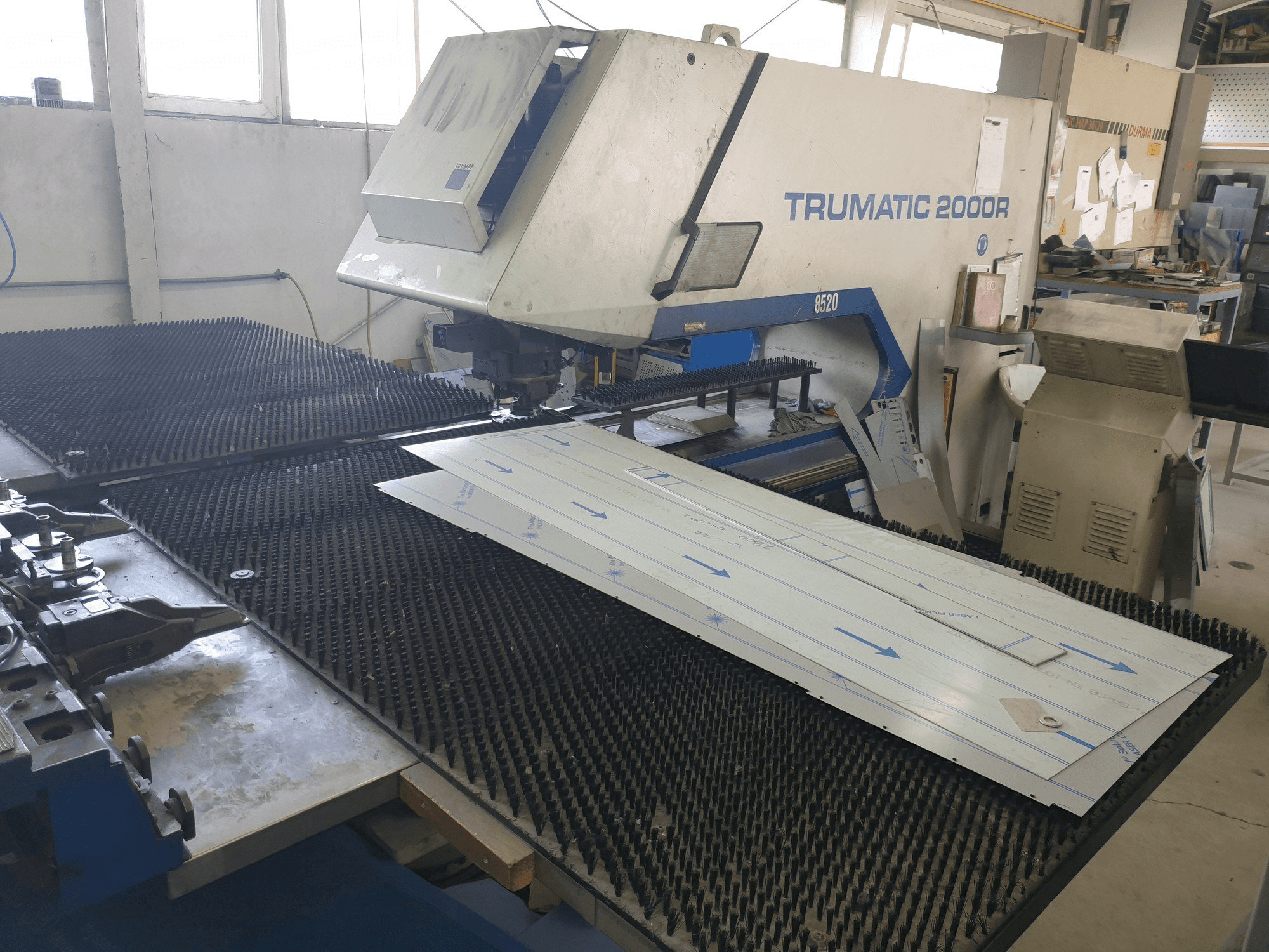 Vista frontal de la máquina Trumpf Trumatic 2000R