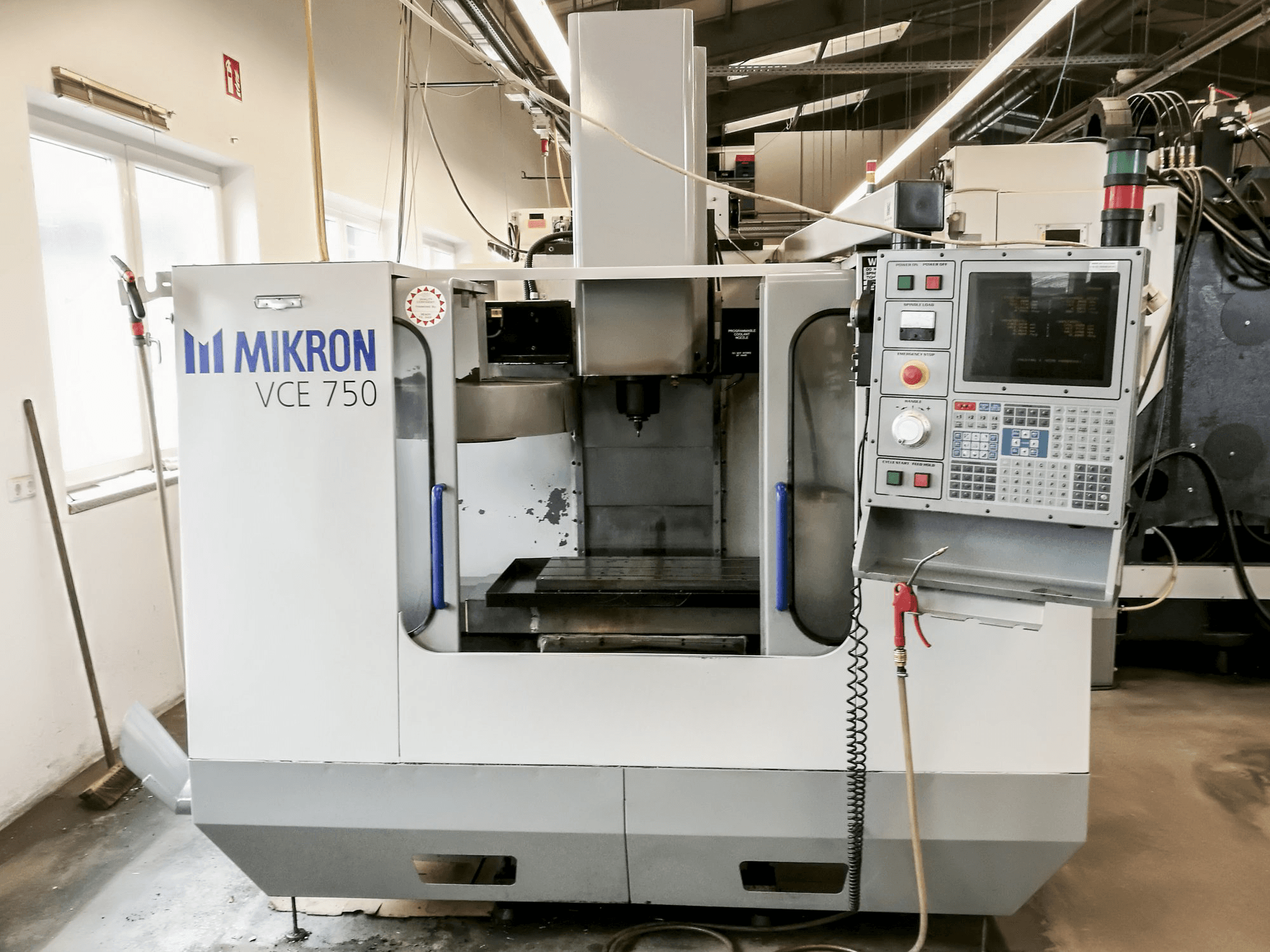 Vista frontal de la máquina HAAS VCE 750