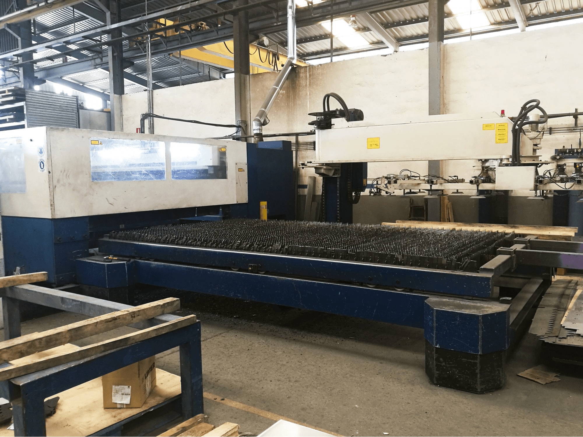 Vista izquierda de la máquina Trumpf Trumatic L4030