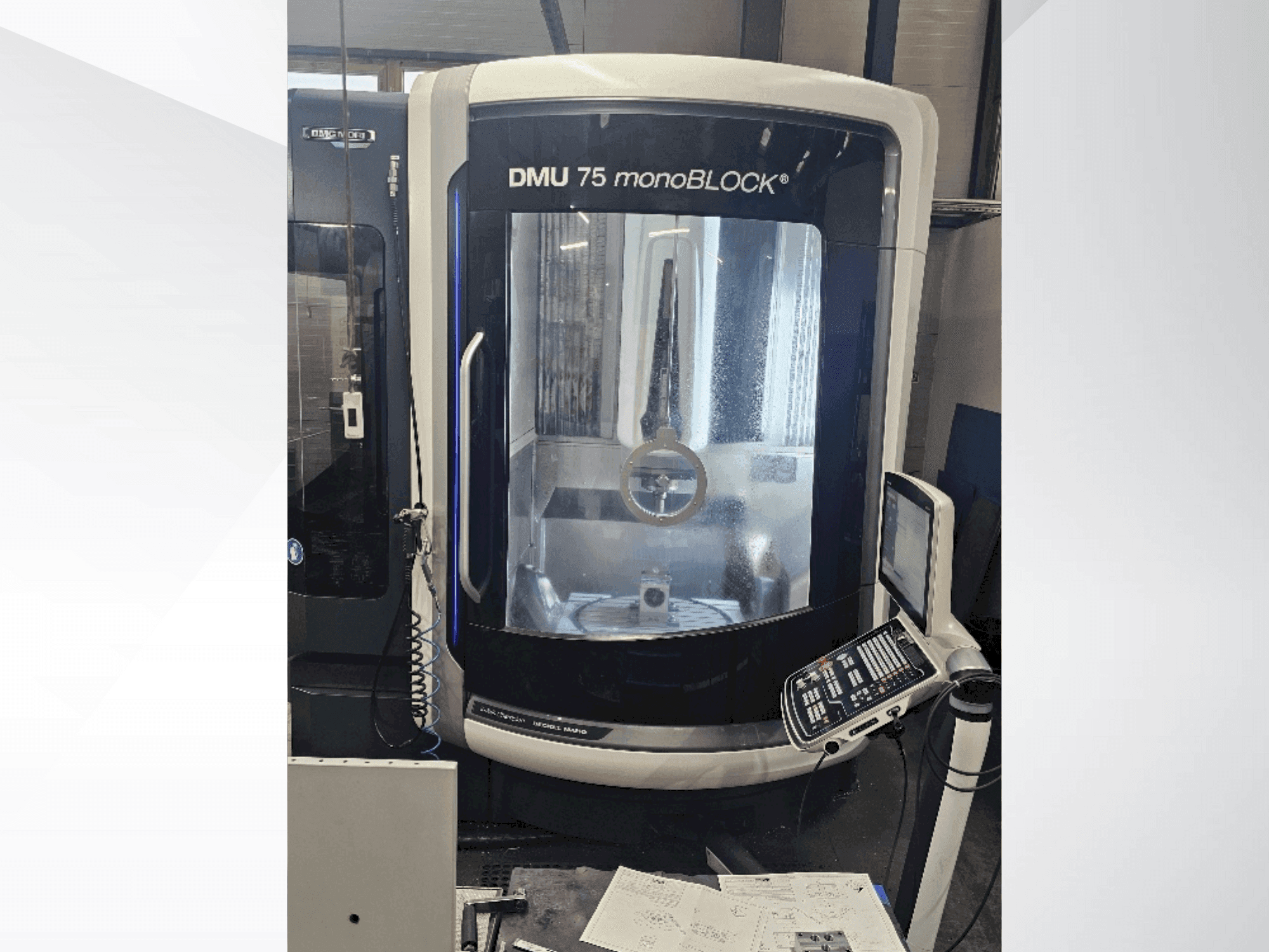Vista frontal de la máquina DMG MORI DMU 75 monoBlock