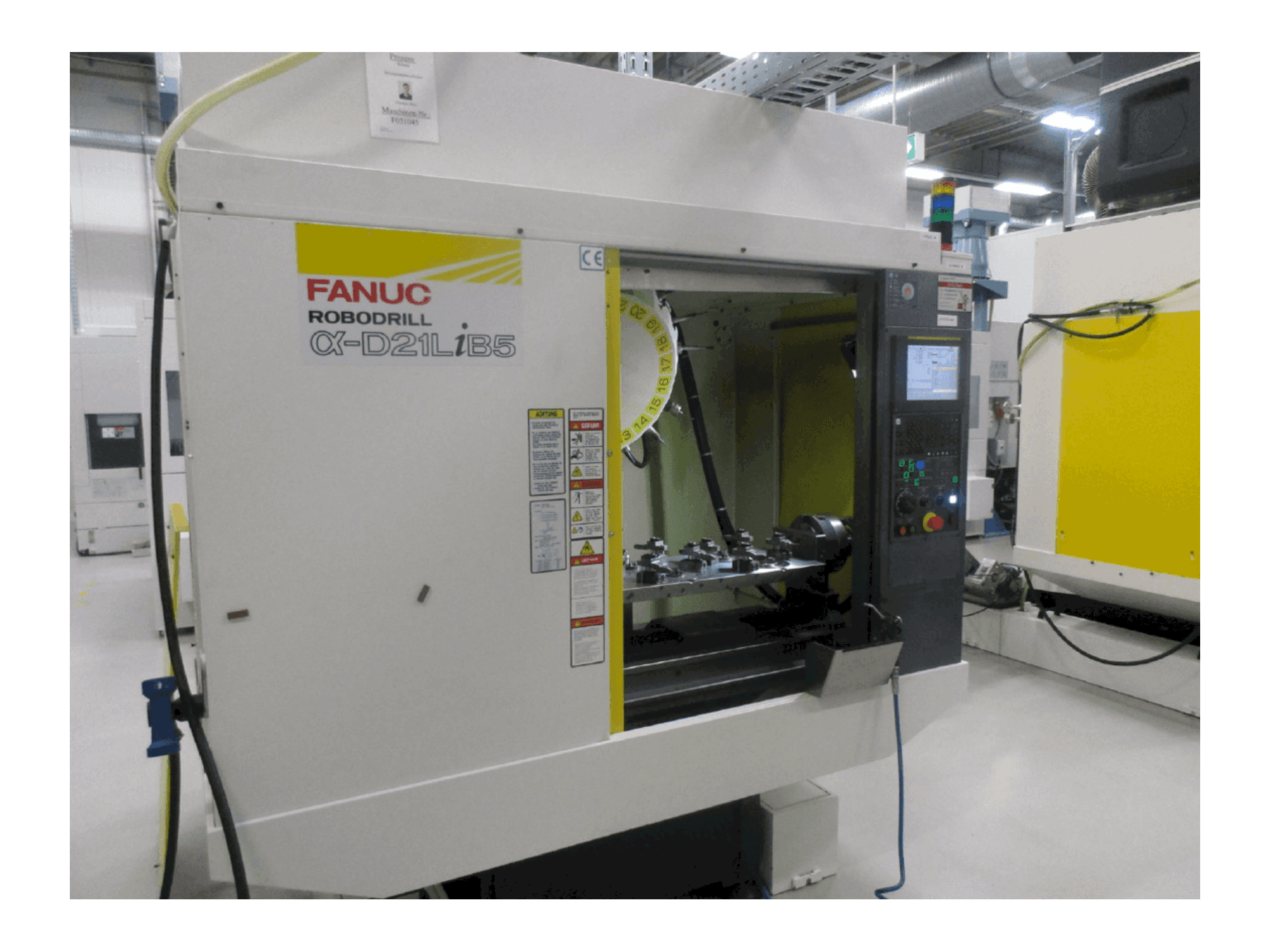 Vista frontal de la máquina FANUC ROBODRILL Alpha D21LiB5