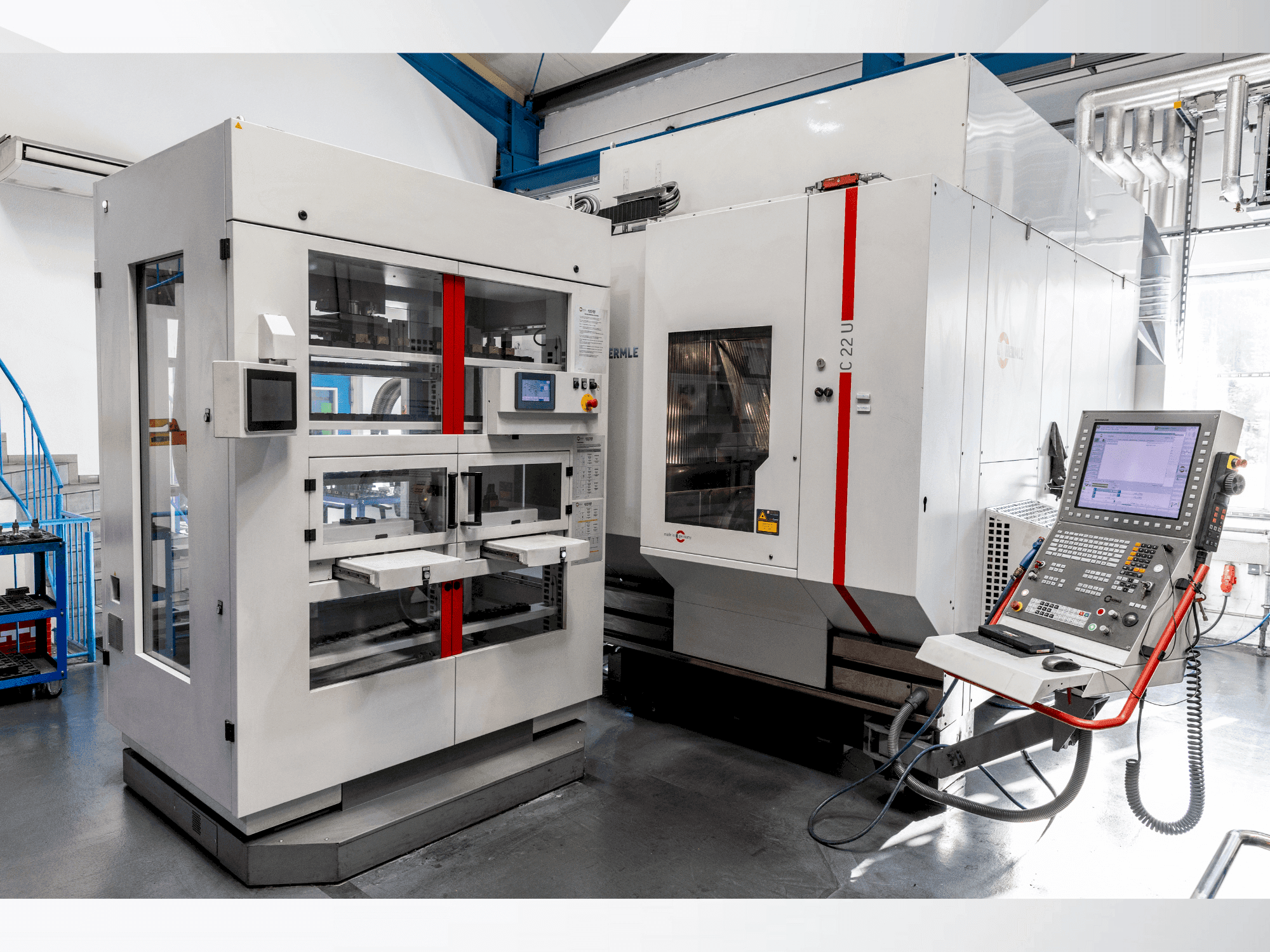 Vista frontal de la máquina HERMLE C22 with handling system IH30