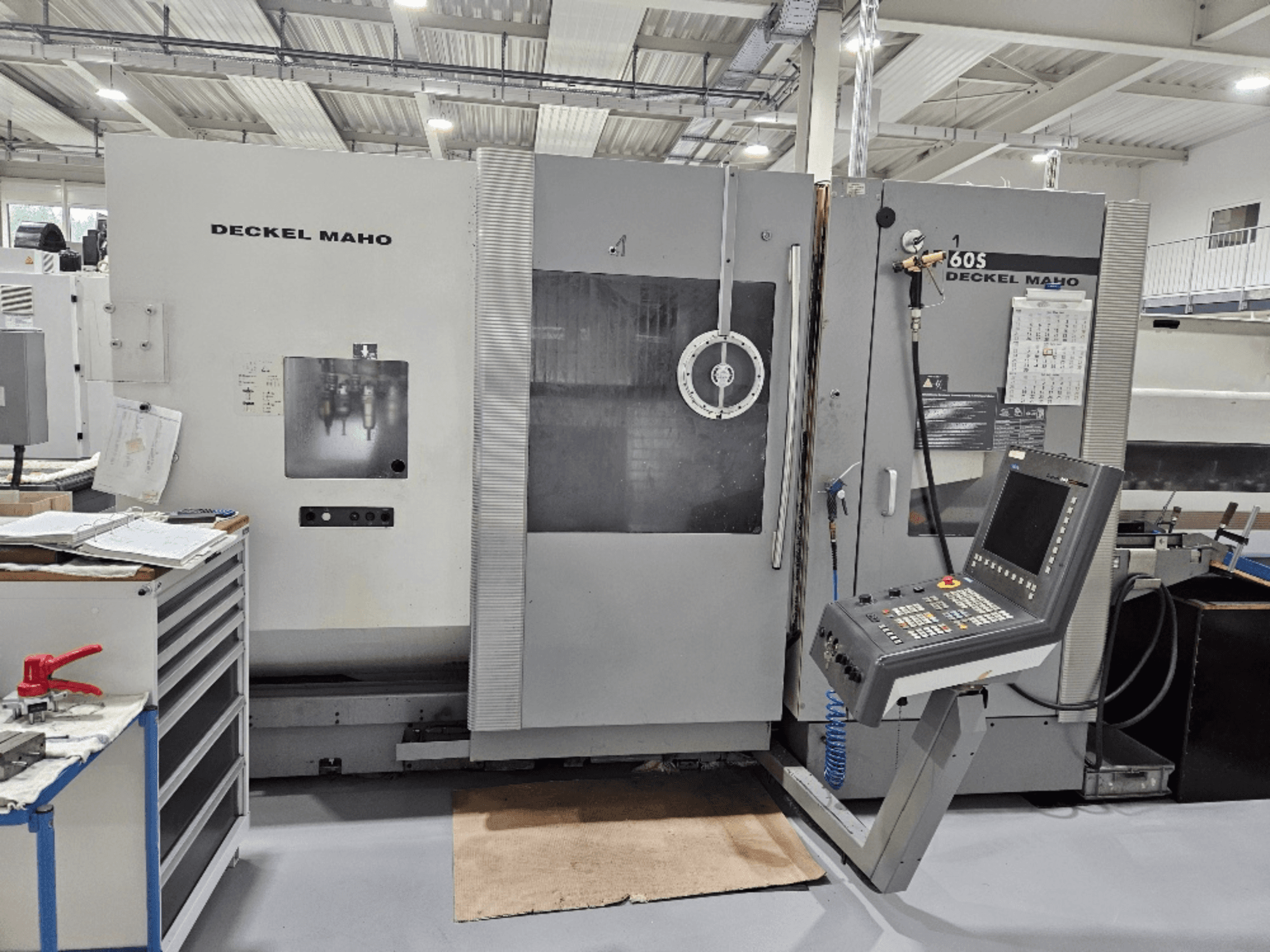 Máquina CNC Deckel Maho 605 con panel de control y características operativas, vista de frente en un taller.