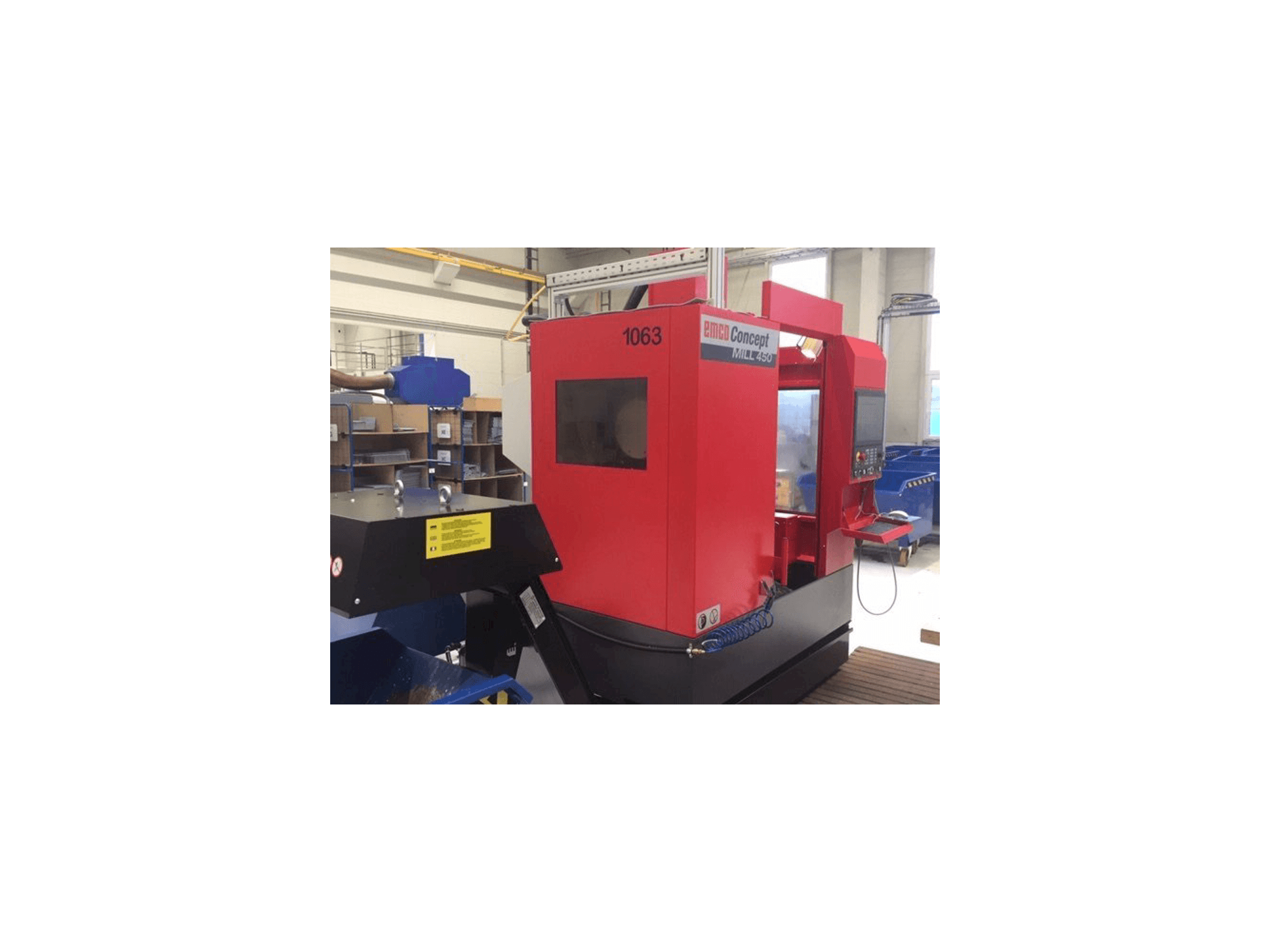 Vista frontal de la máquina EMCO Concept Mill 450