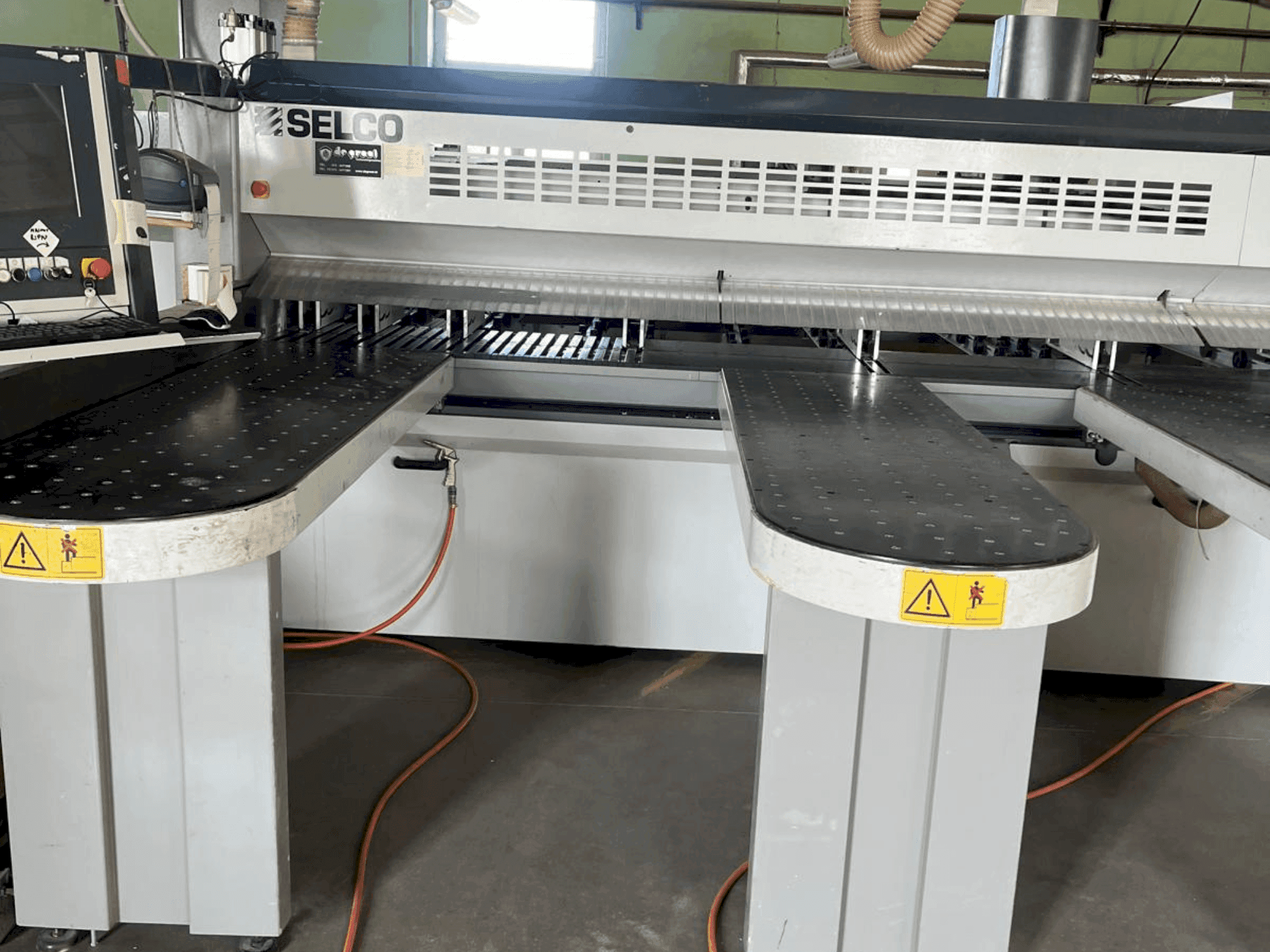 Vista frontal de la máquina SELCO WN750