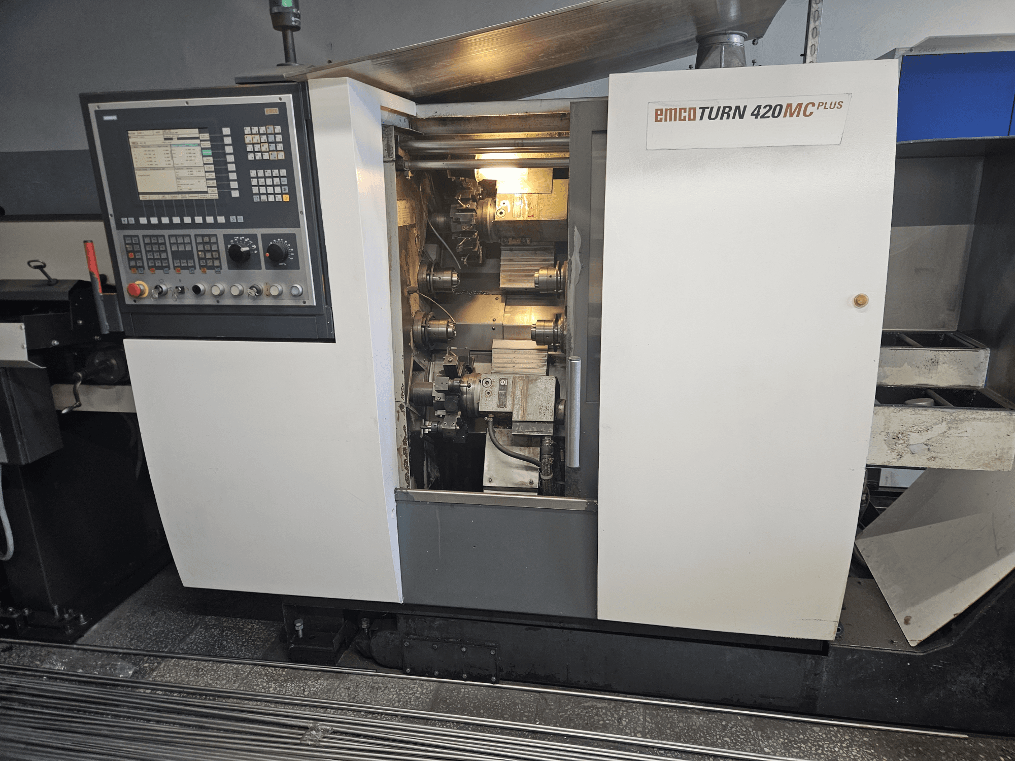 Máquina multihusillo EMCO TURN 420 MC Plus, vista frontal que muestra el panel de control y los componentes internos.