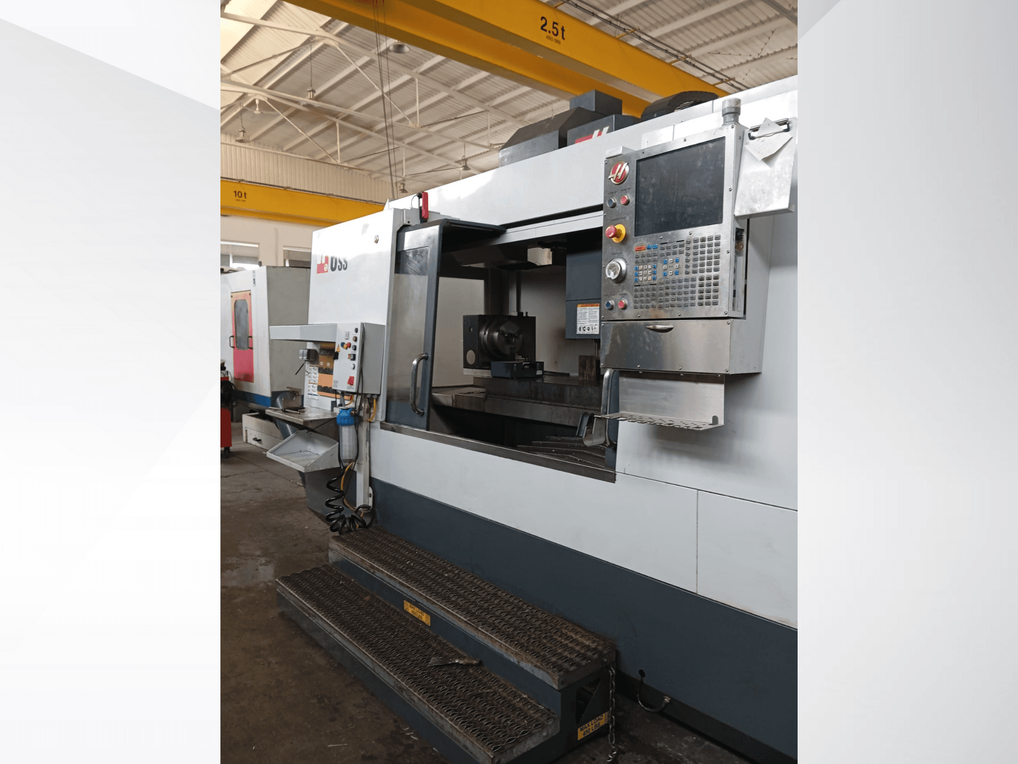 Fresadora CNC Haas, vista frontal, mostrando el panel de control, el área de trabajo y los pasos detallados para el acceso.