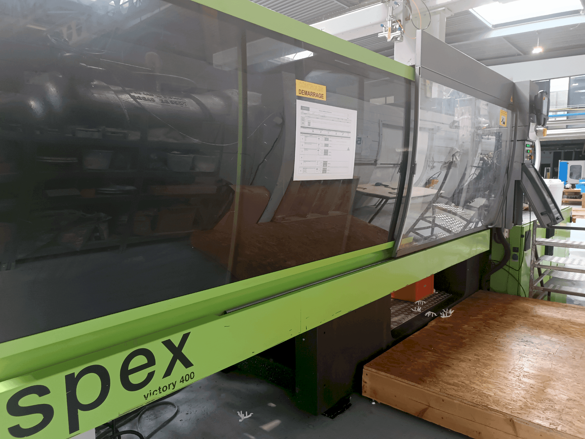 Vista frontal de la máquina Engel Victory 1350 400HL Spex