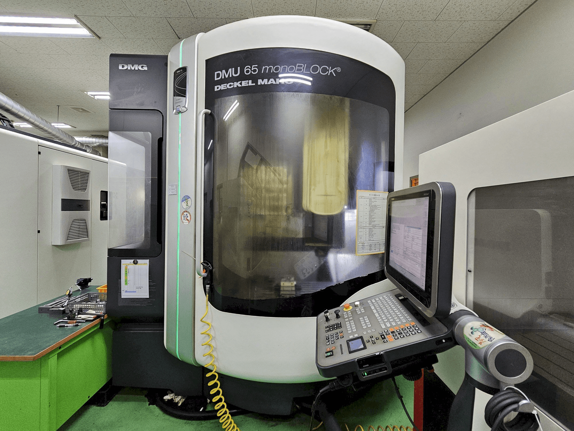 Vista frontal de la máquina DECKEL MAHO DMU 65 monoBlock