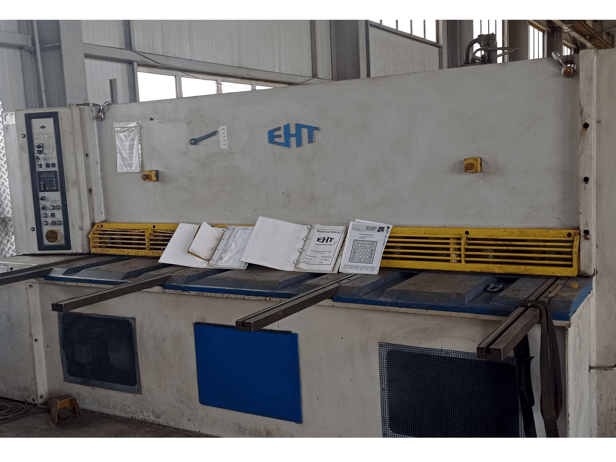 Vista frontal de la máquina EHT Ecocut 10-31