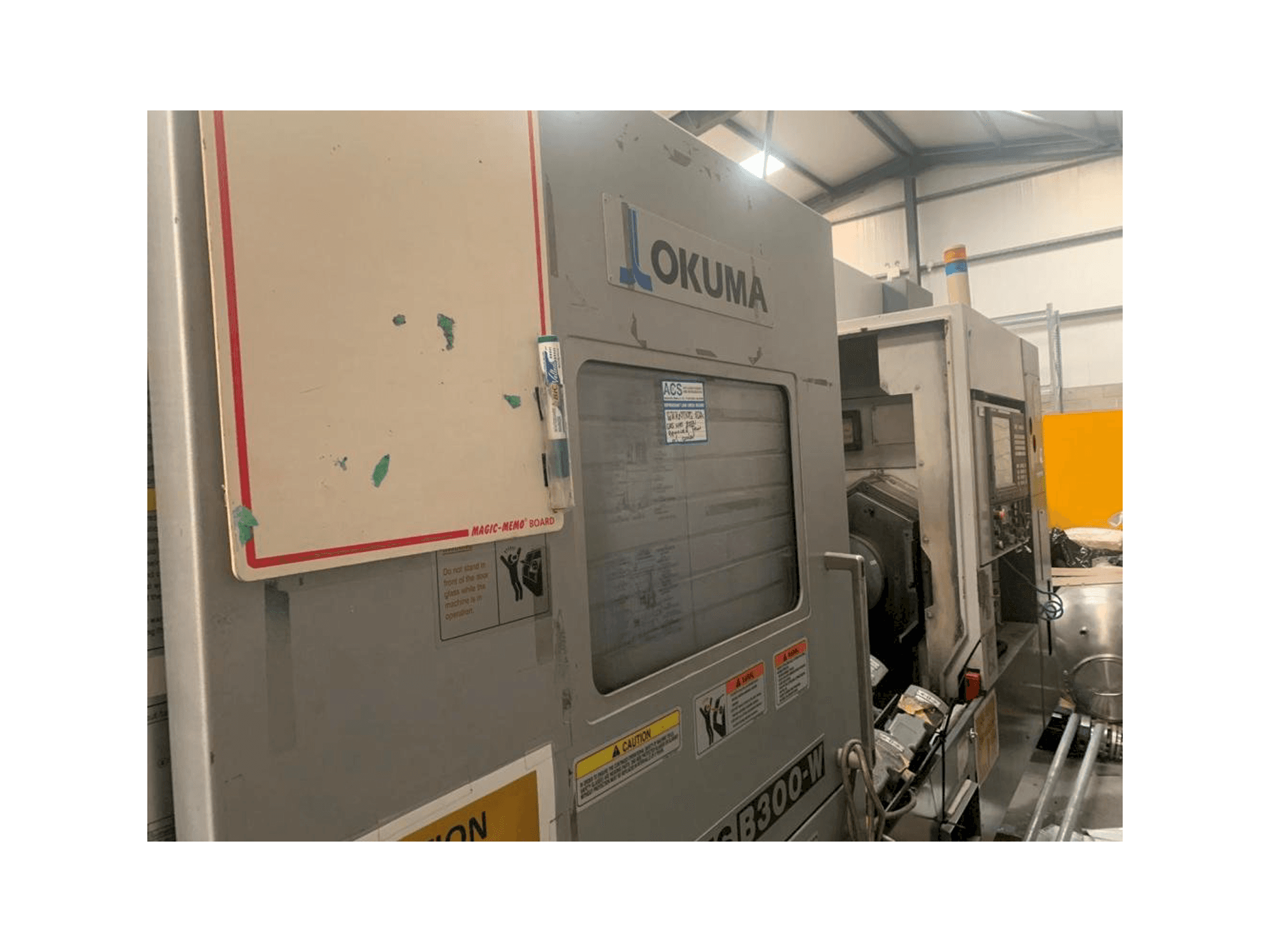 Vista frontal de la máquina Okuma Multus B-300W