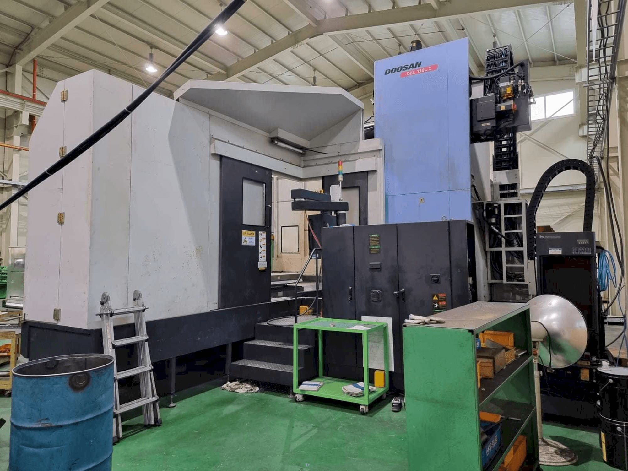 Vista frontal de la máquina Doosan DBC 130L II