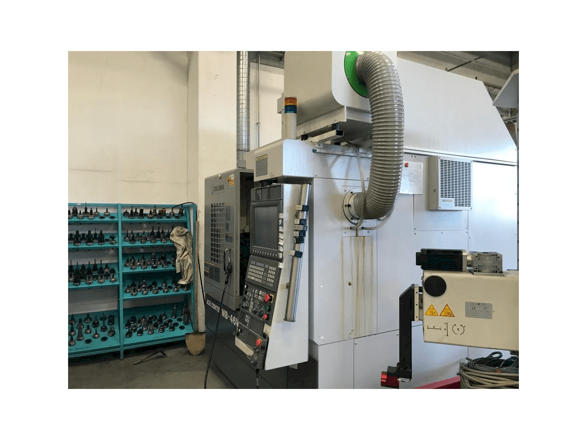 Vista lateral derecha de la máquina Okuma MB 46 VAE