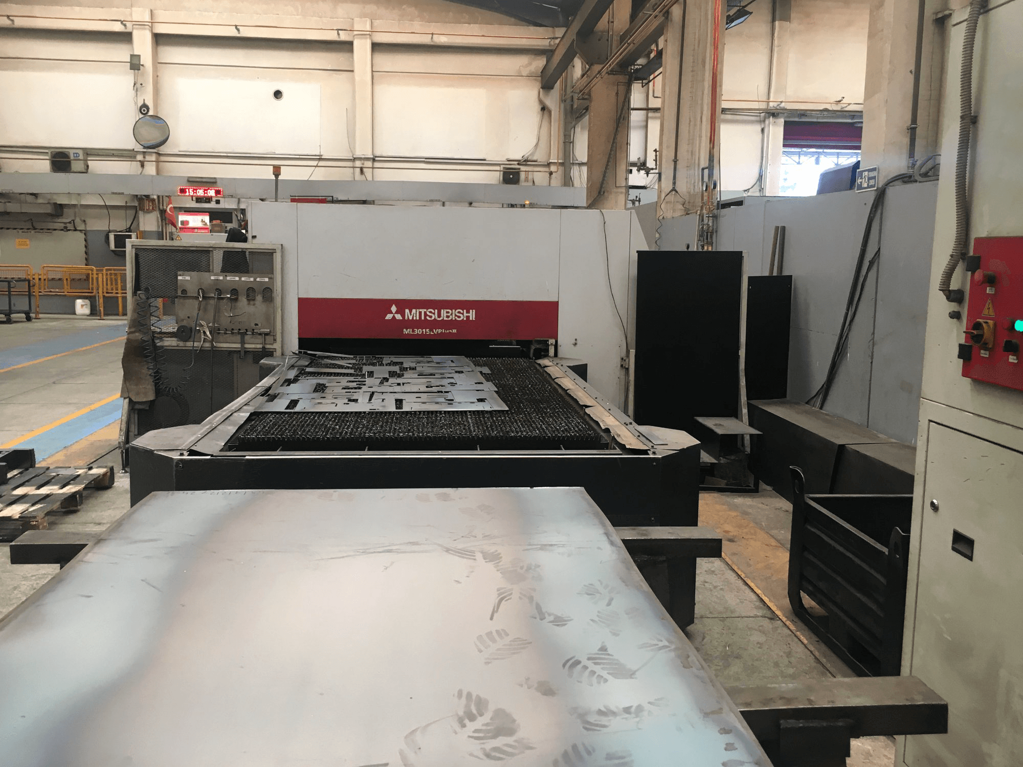 Vista frontal de la máquina Mitsubishi Electric ML3015LV PLUS II