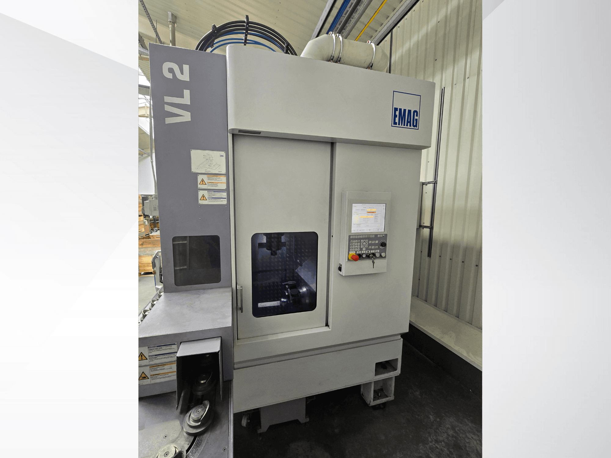 Máquina de precisión EMAG VL 2 desde una vista frontal, con panel de control digital y ventana de visualización para comprobar el funcionamiento.
