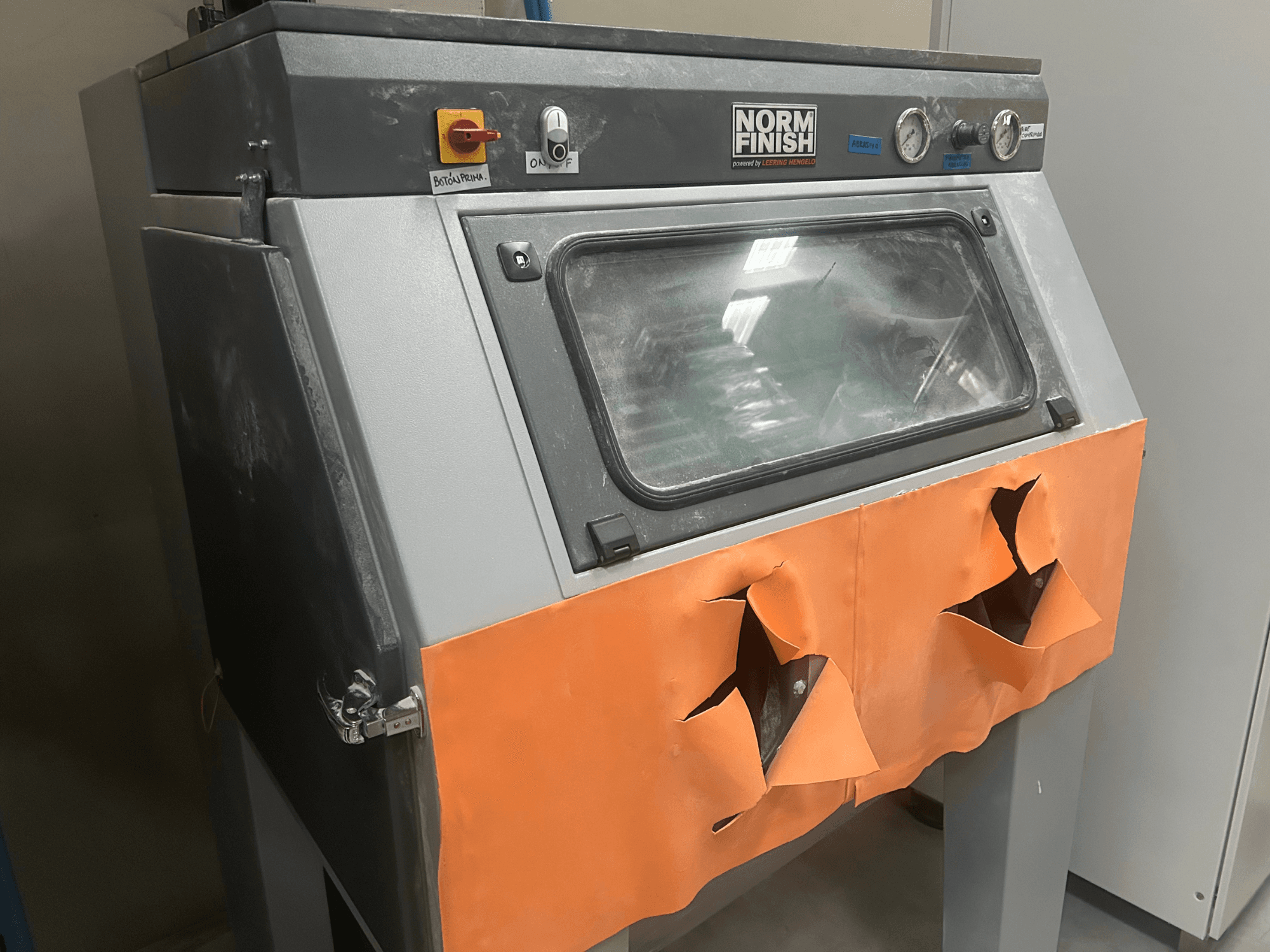 Impresora 3D de plástico EOS P 396 en gris, vista lateral con cubierta naranja desgastada y panel de control visible, estado polvoriento.
