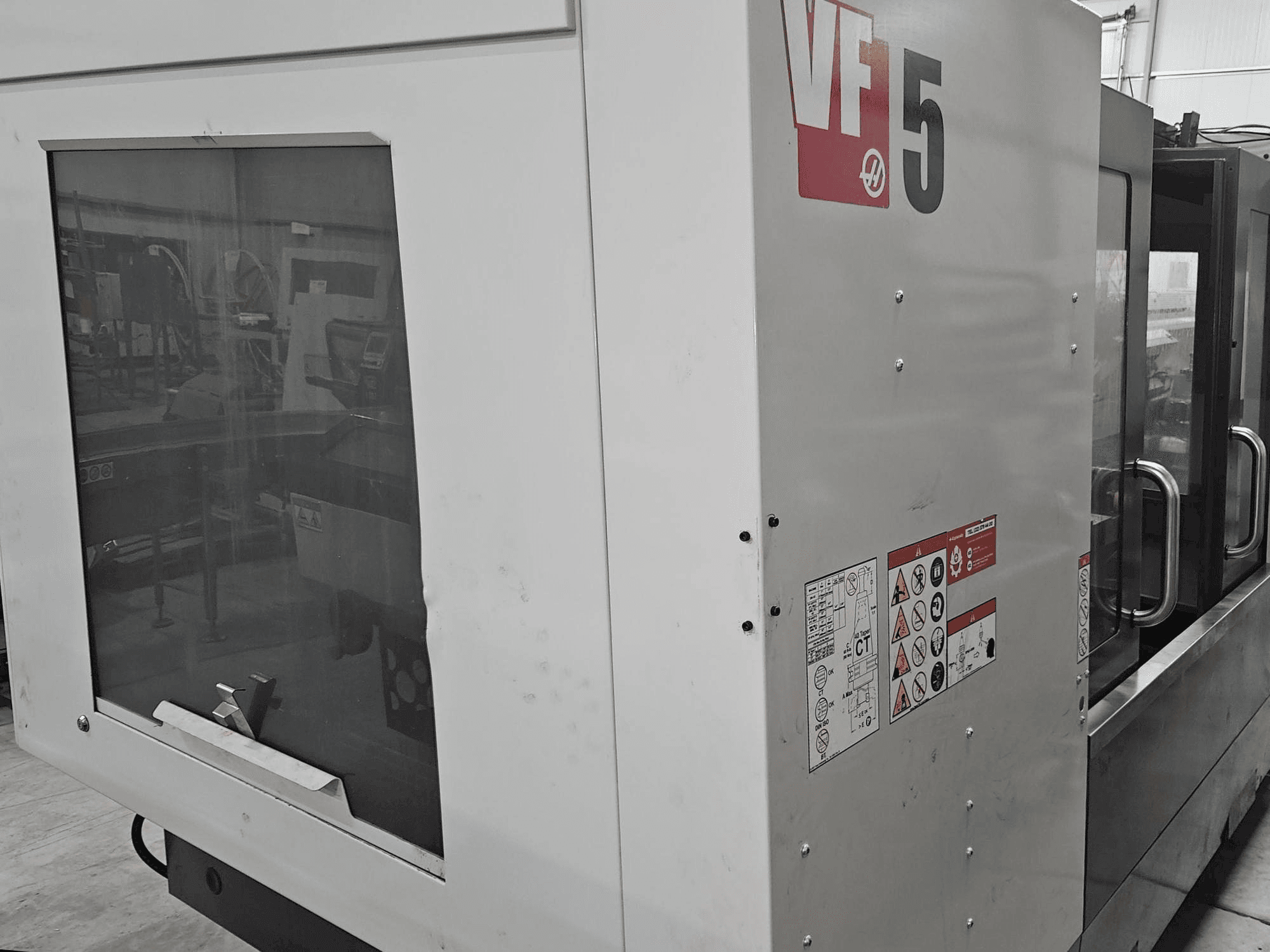 Vista frontal de la máquina HAAS VF-5/40