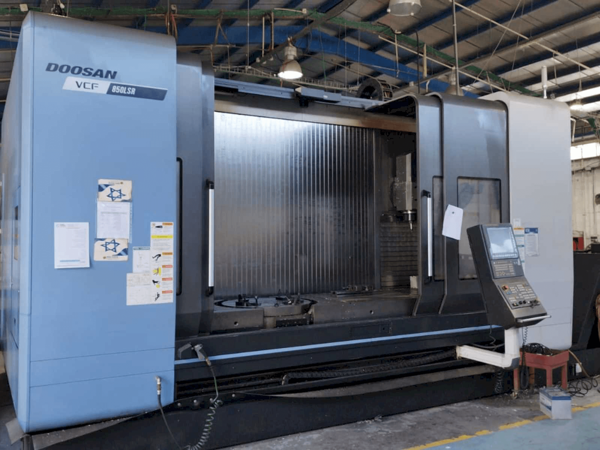 Vista frontal de la máquina Doosan VCF 850LSR