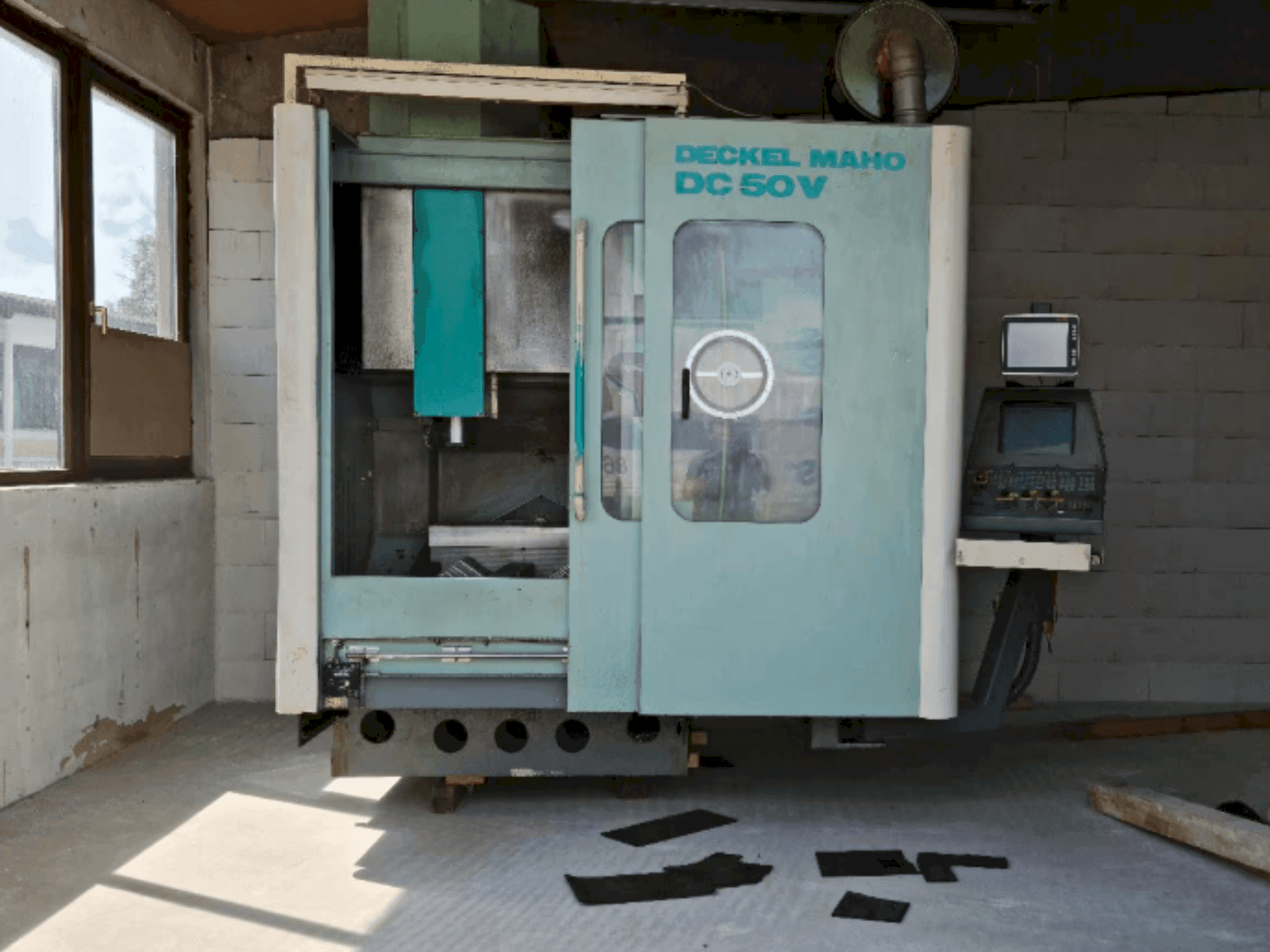 Vista frontal de la máquina DECKEL MAHO DC 50 V