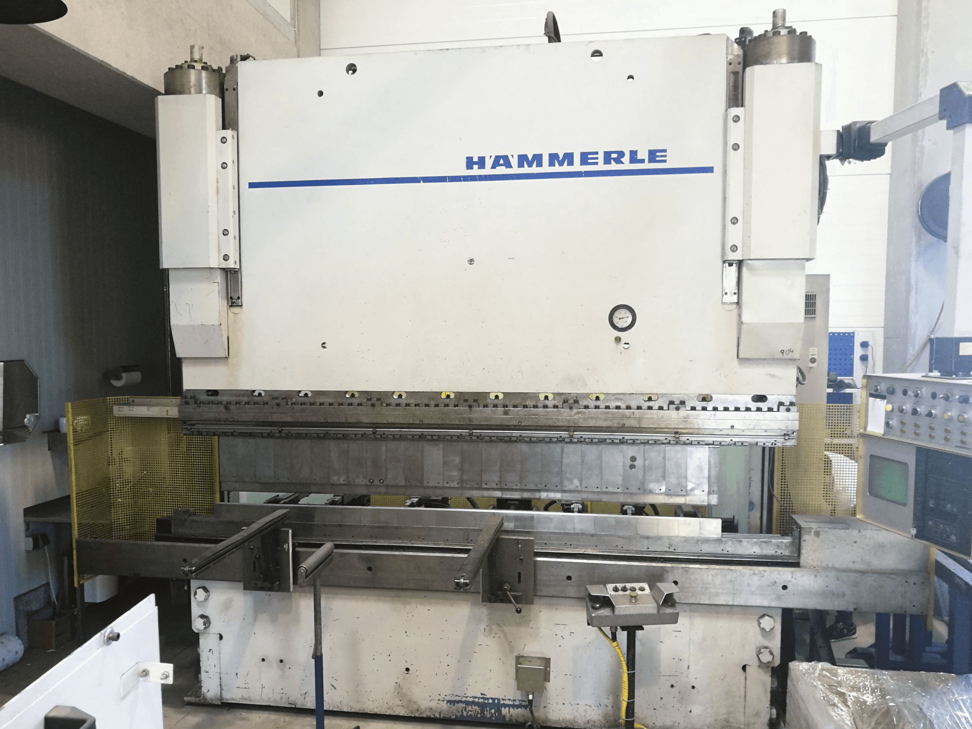 Vista frontal de la máquina HAEMMERLE AP200-3100