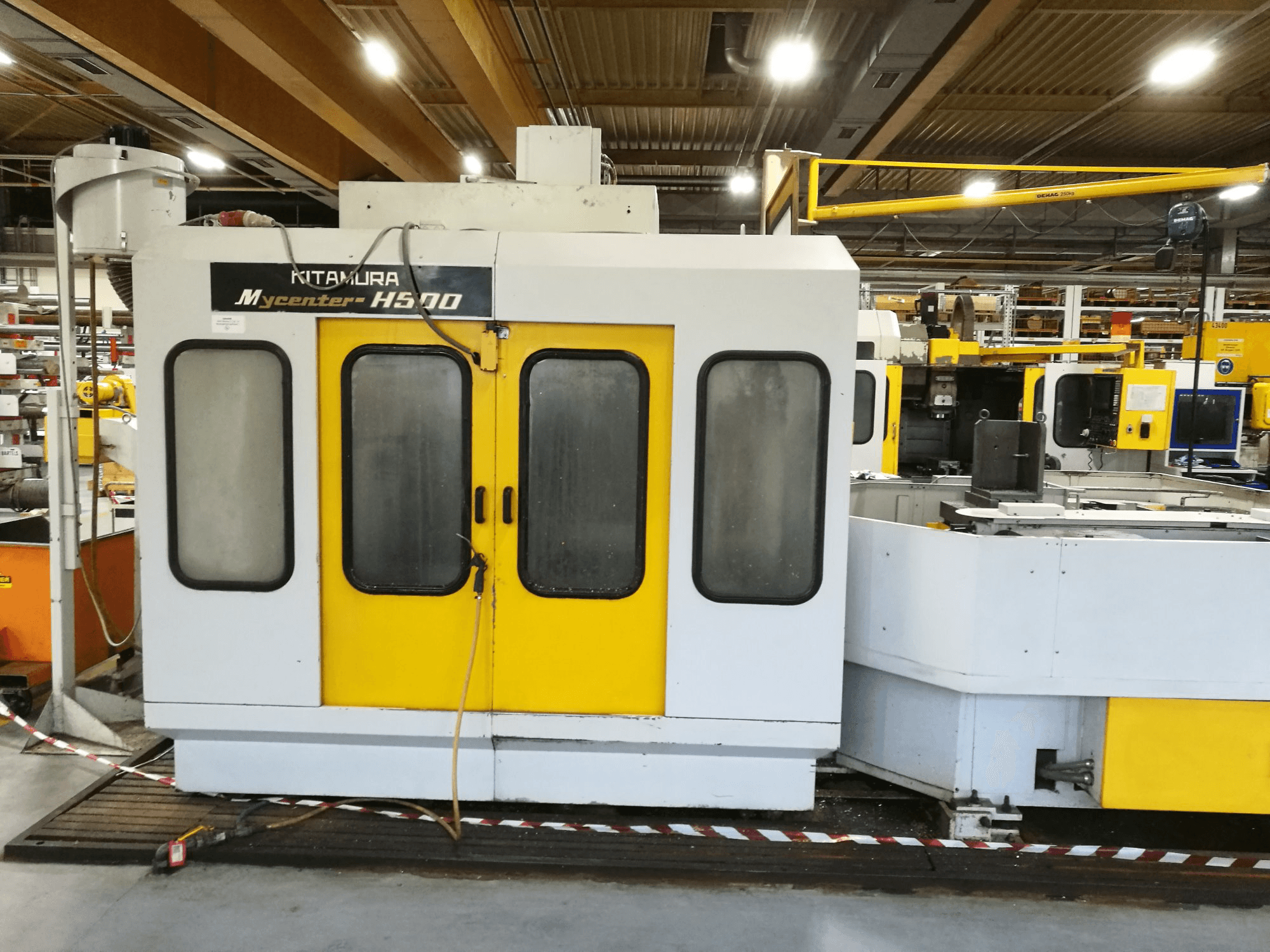 Vista frontal de la máquina Kitamura Mycenter H500