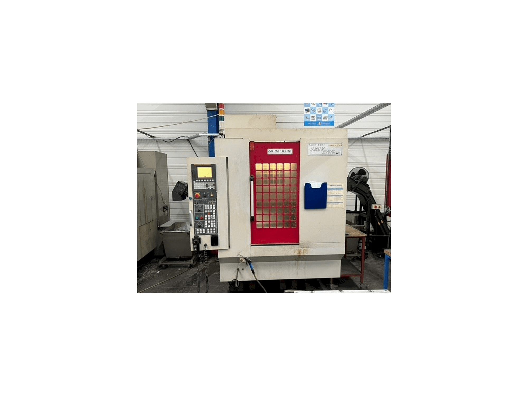 Vista frontal de la máquina Akira Seiki RMV500 APC