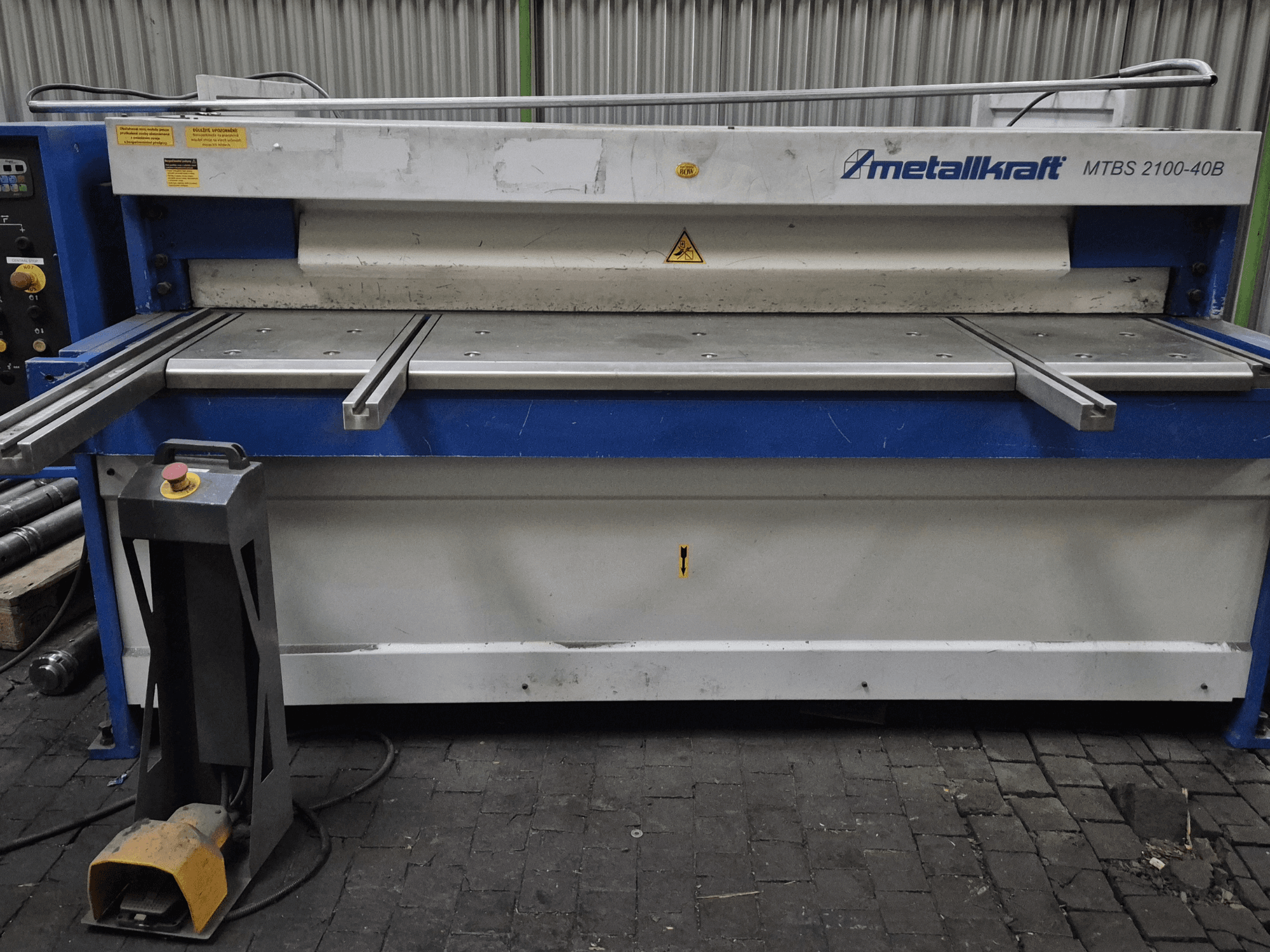 Cizalla CNC Metallkraft MTBS 2100-40B, vista frontal con panel de control y mesa de corte con dispositivos de seguridad.