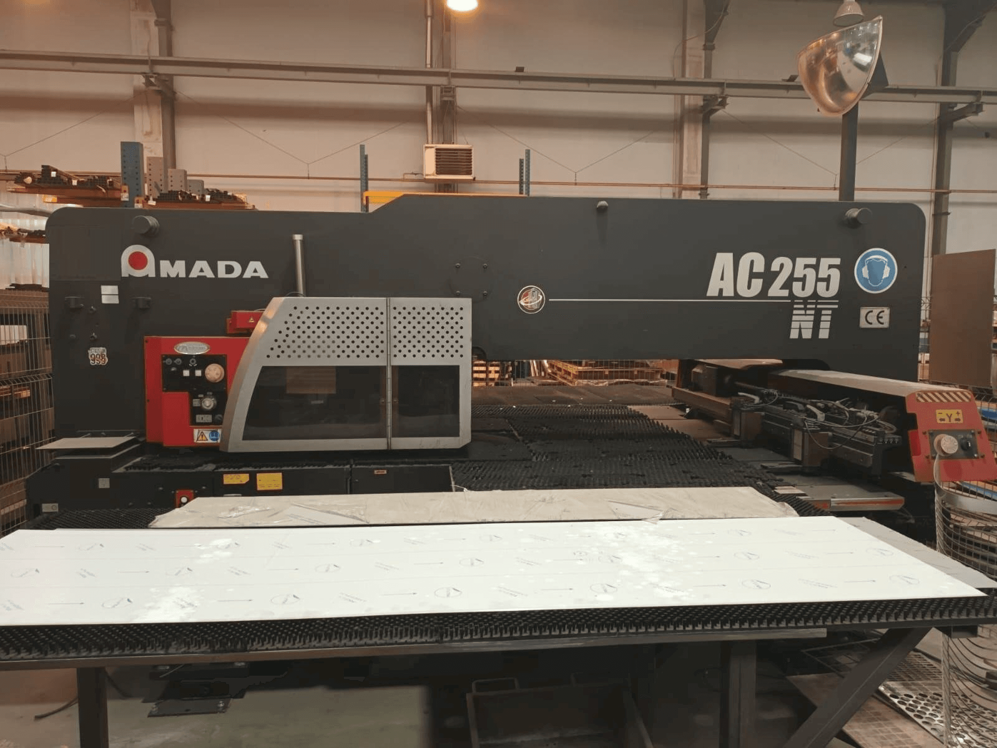 Vista frontal de la máquina AMADA AC 255 NT