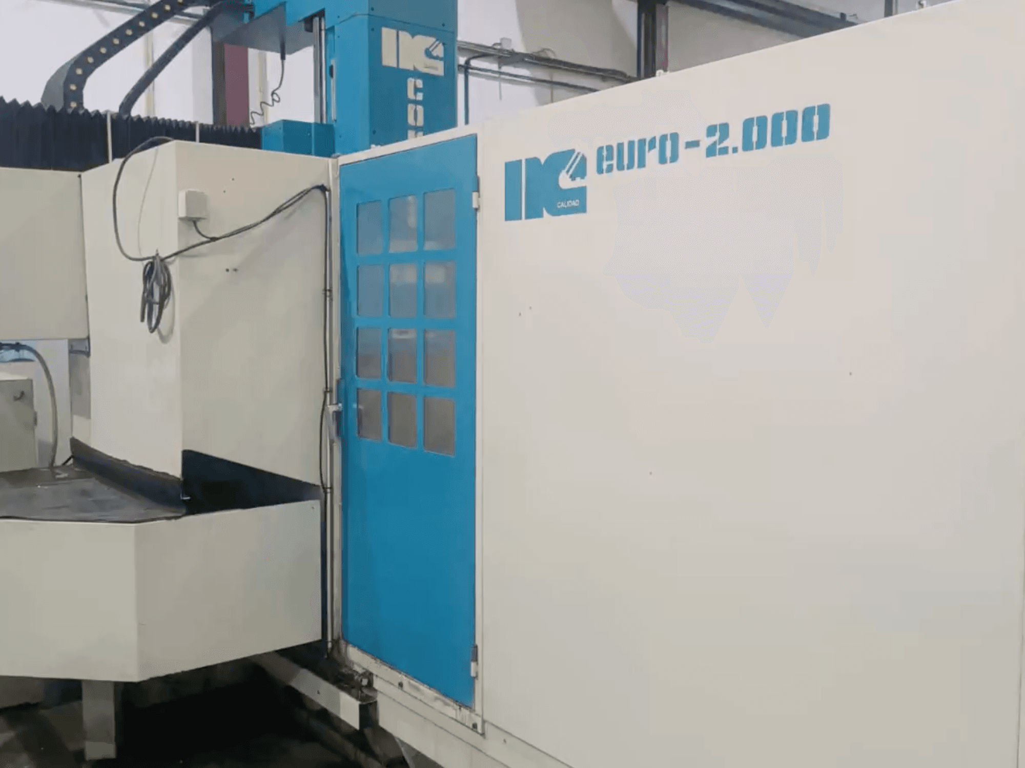 Máquina industrial de IK, modelo Euro-2000, vista de frente, con una gran bancada de fresado y panel de control.